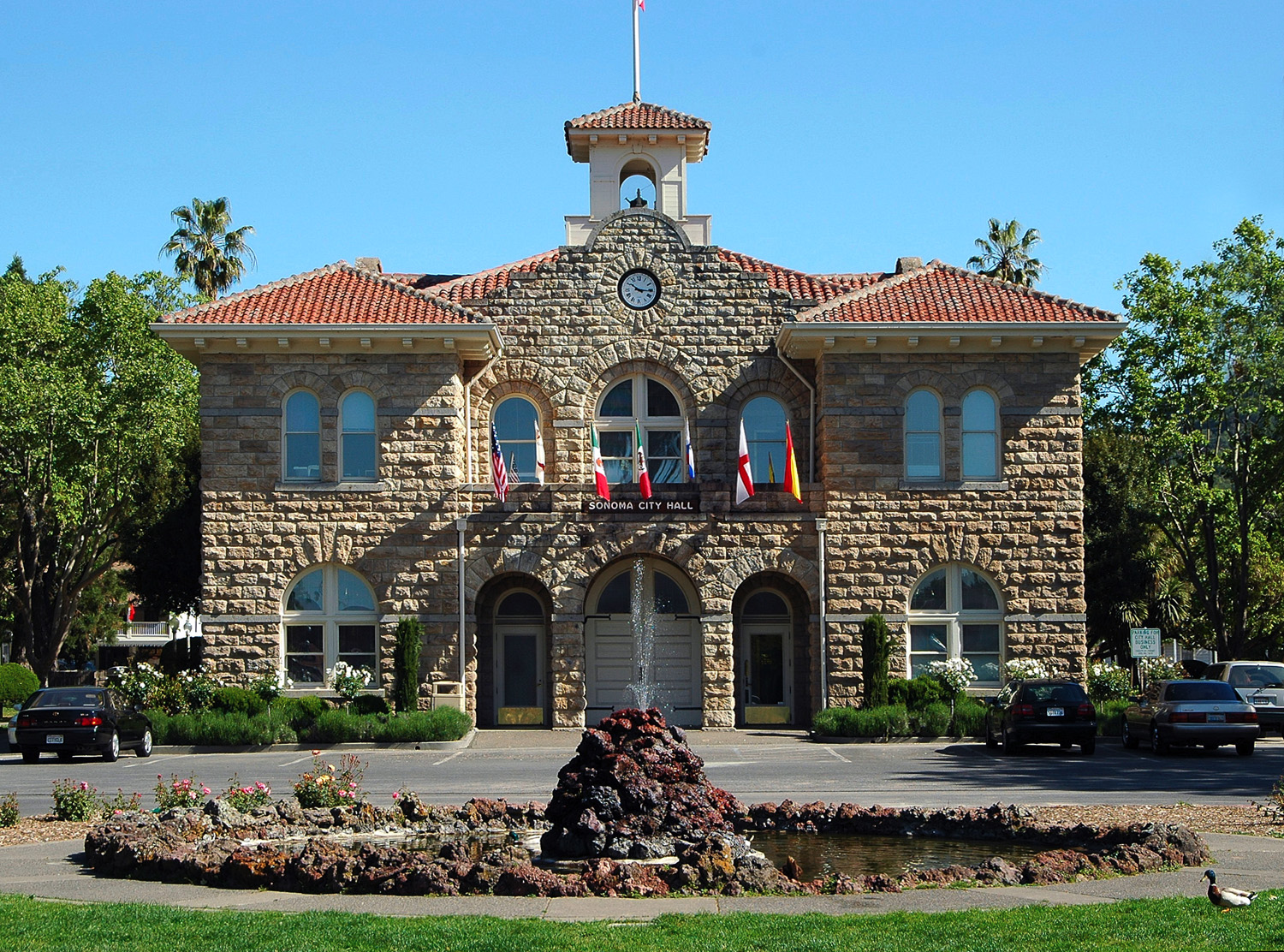 Sonoma City Hall on the Sonoma Plaza. Photo: C.Maylett, CC BY-SA 3.0