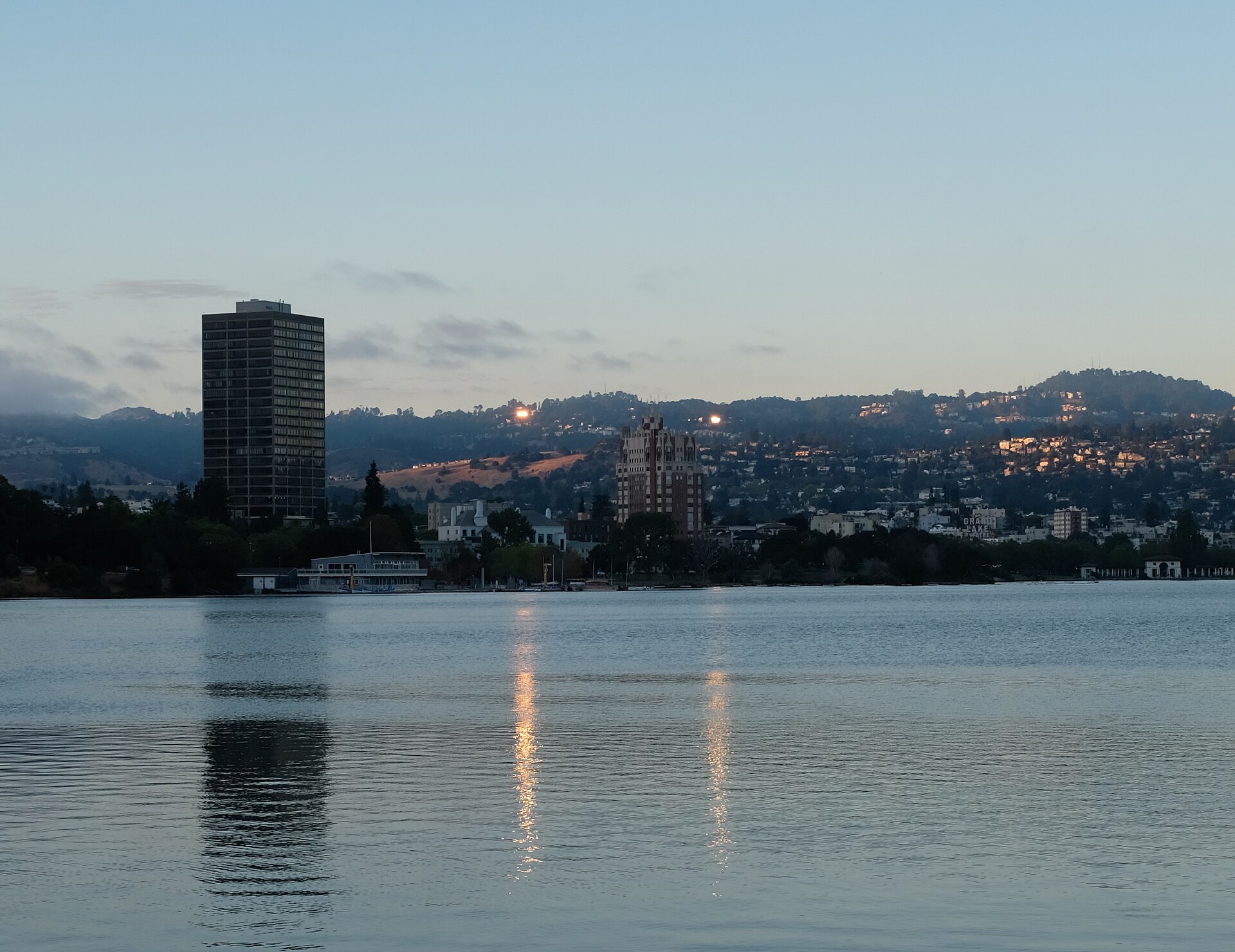 Lake Merritt at dusk. Photo: Poshotenk, CC BY-SA 4.0