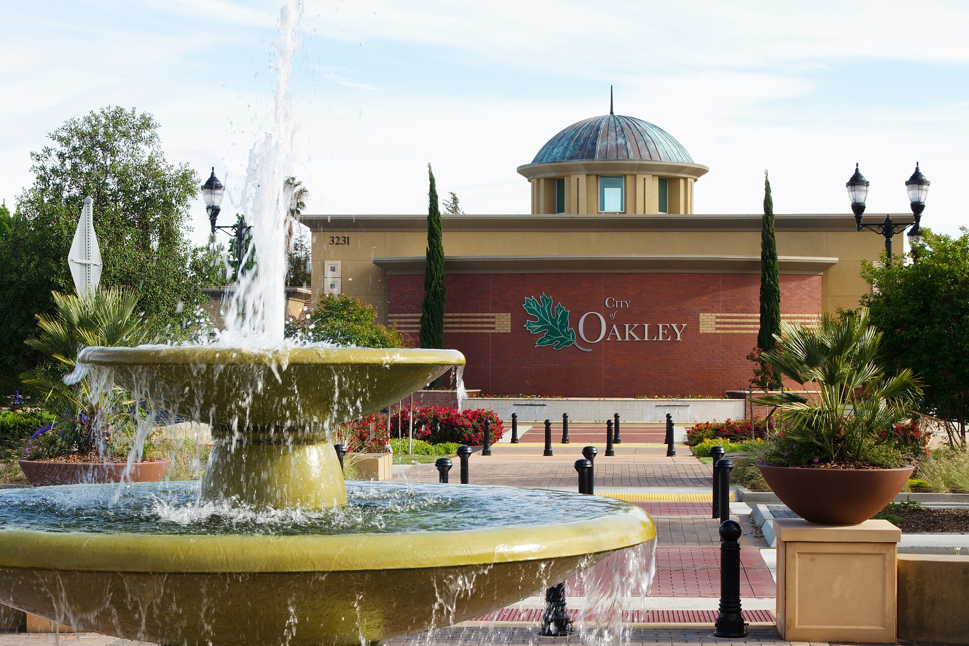 The fountain and plaza at Oakley City Hall. Photo: LPS.1, CC0