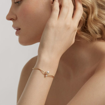 Woman wearing a gold bracelet