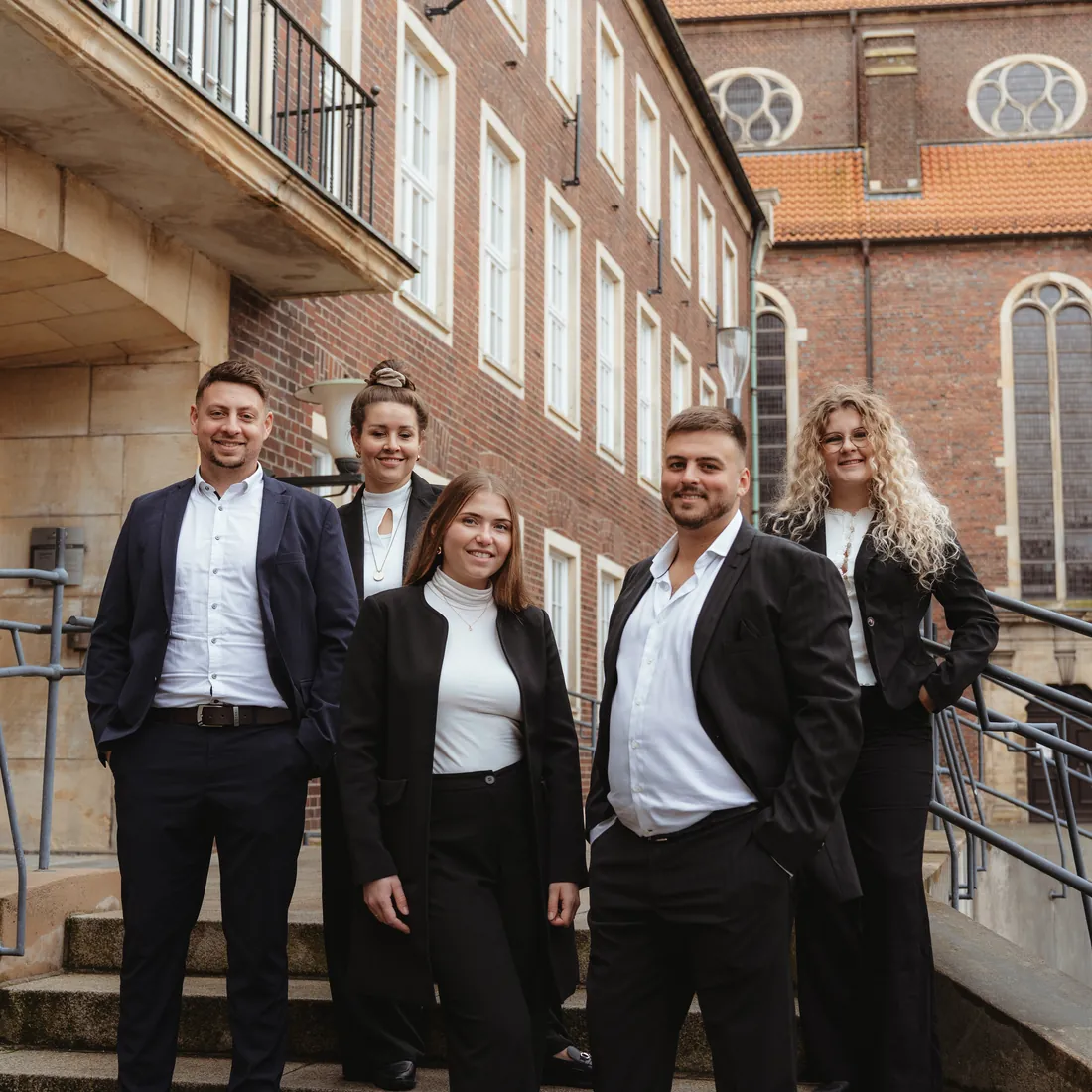 Das Team von LAMPARTER Immobilien auf der Treppe vor dem Rathaus in Coesfeld