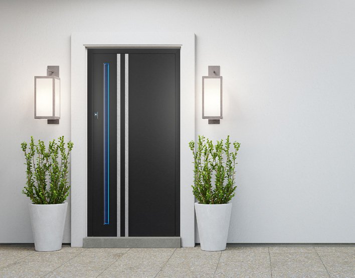 Porte d’entrée aluminium noire à barre de tirage, entre deux appliques