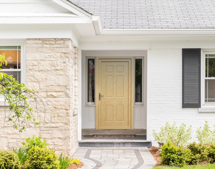 Maison claire avec porte d’entrée beige à moulures