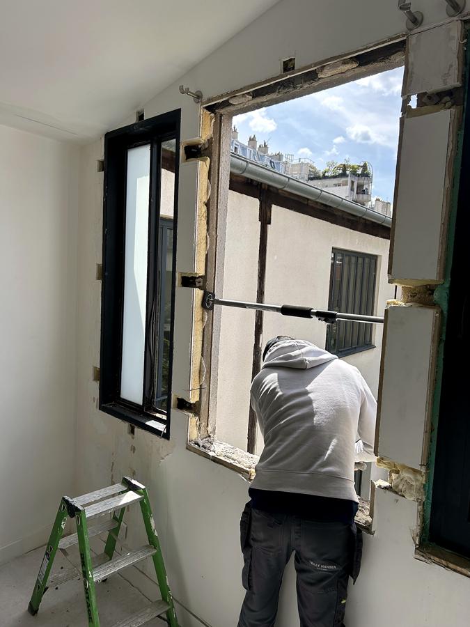 Dépose d’une ancienne fenêtre, Paris