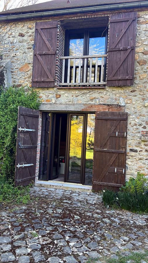 Maison en pierre · porte-fenêtre et fenêtre