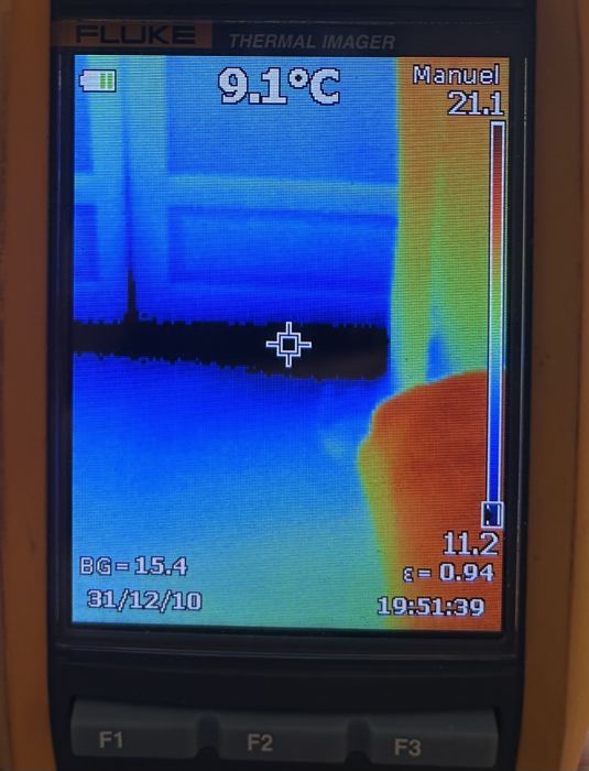 Joint défaillant : 9 °C au bas du vitrage