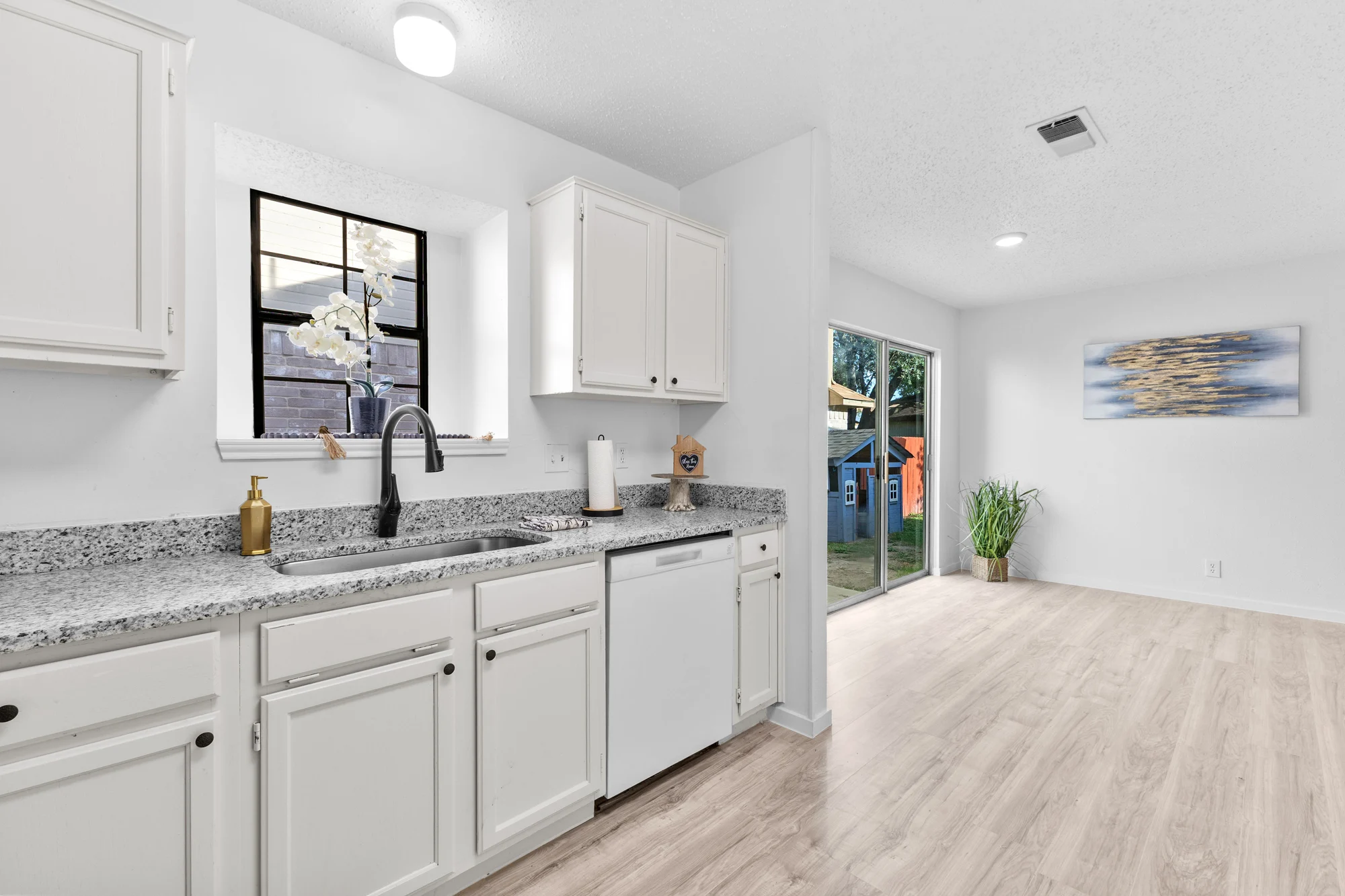 11342 Crescent Peak — Kitchen and dining area