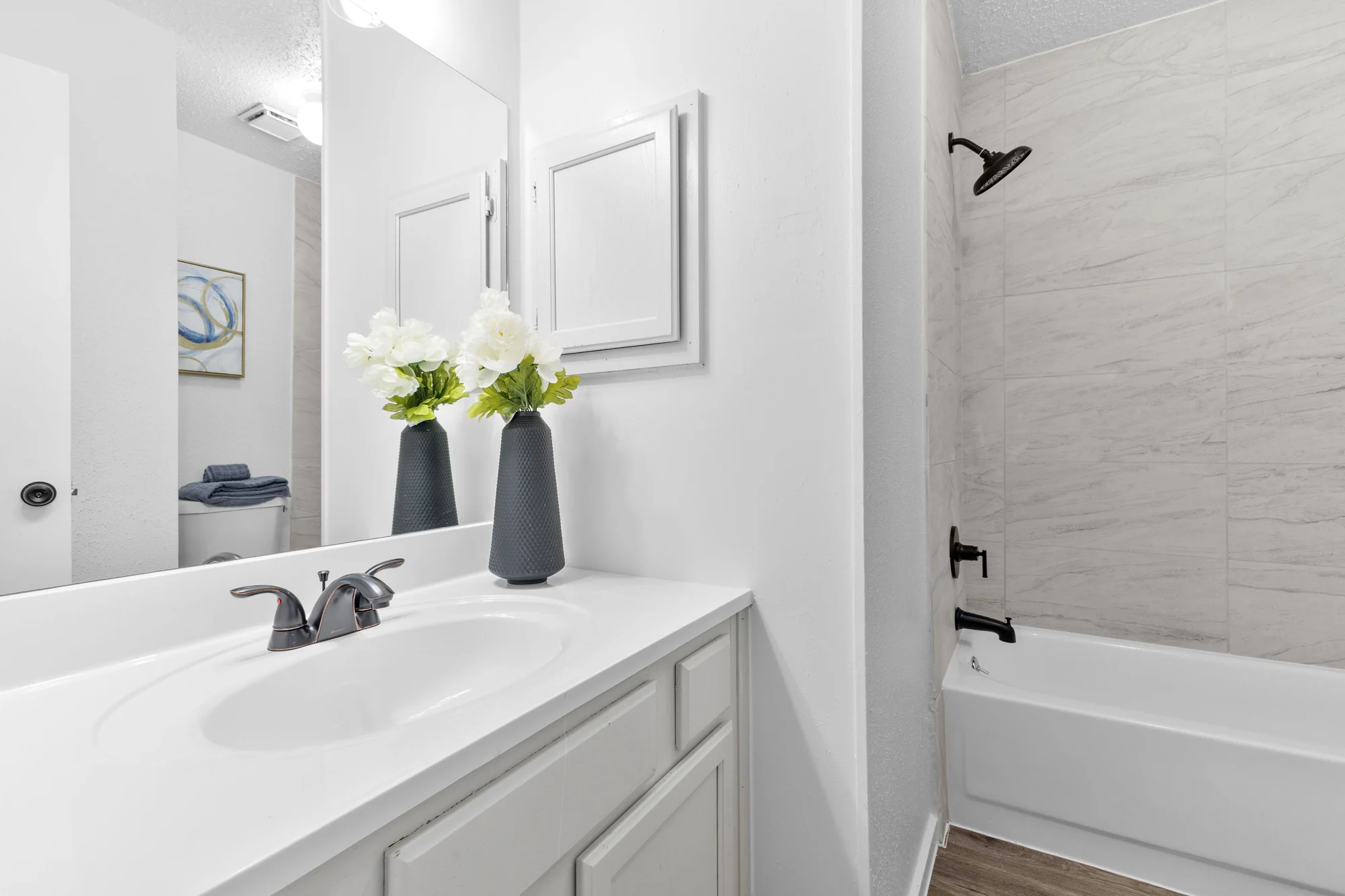11342 Crescent Peak — Bathroom with tub