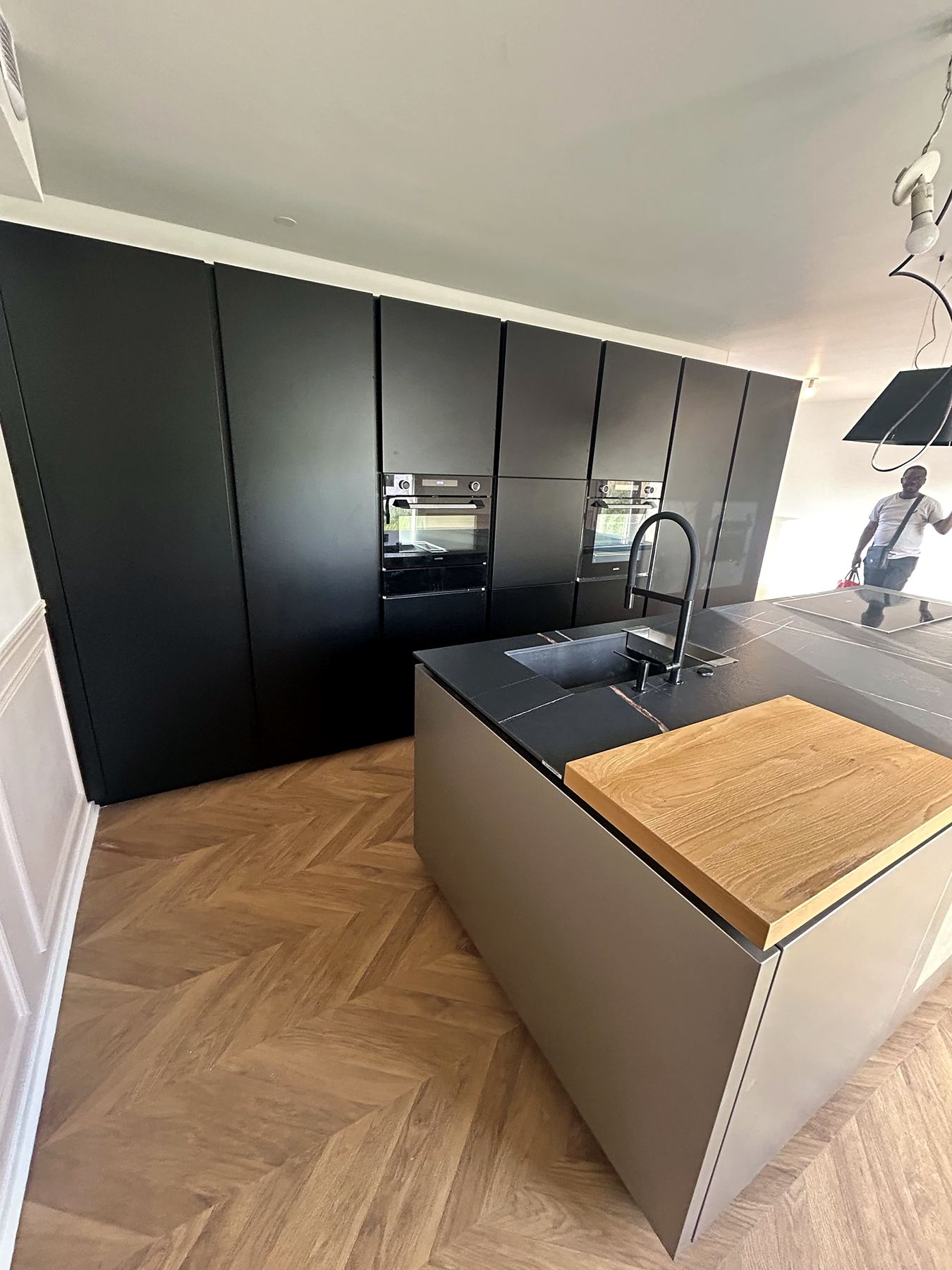Cuisine noire et parquet à Sézanne