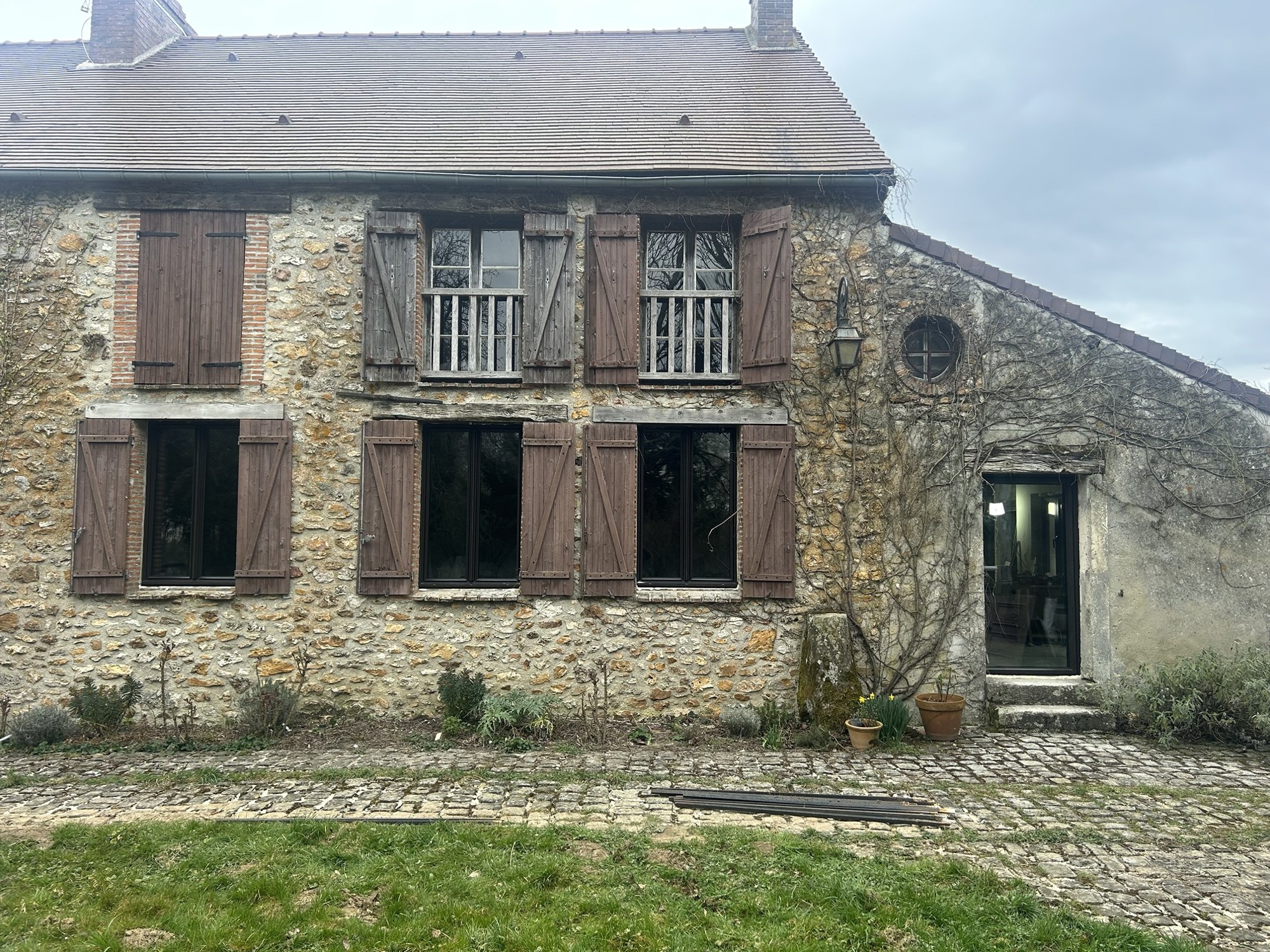 Remplacement de fenêtres dans une maison en pierre à Fontaine-Armée (Rieux)