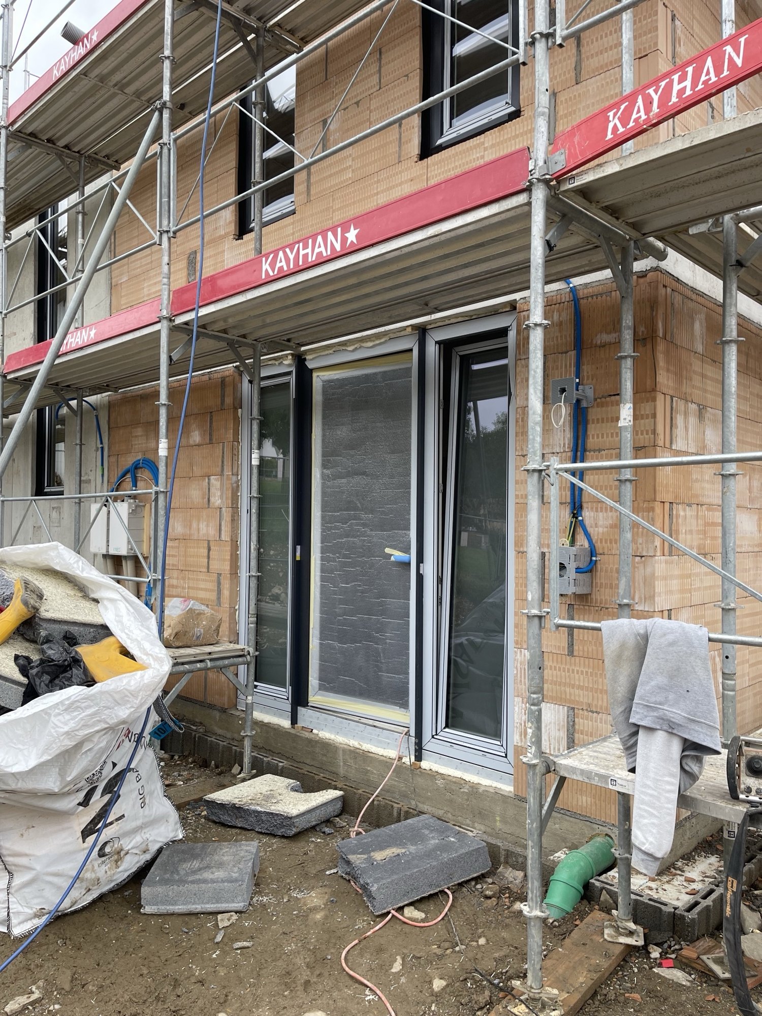 Pose de fenêtres et porte d'entrée en construction neuve à Esternay