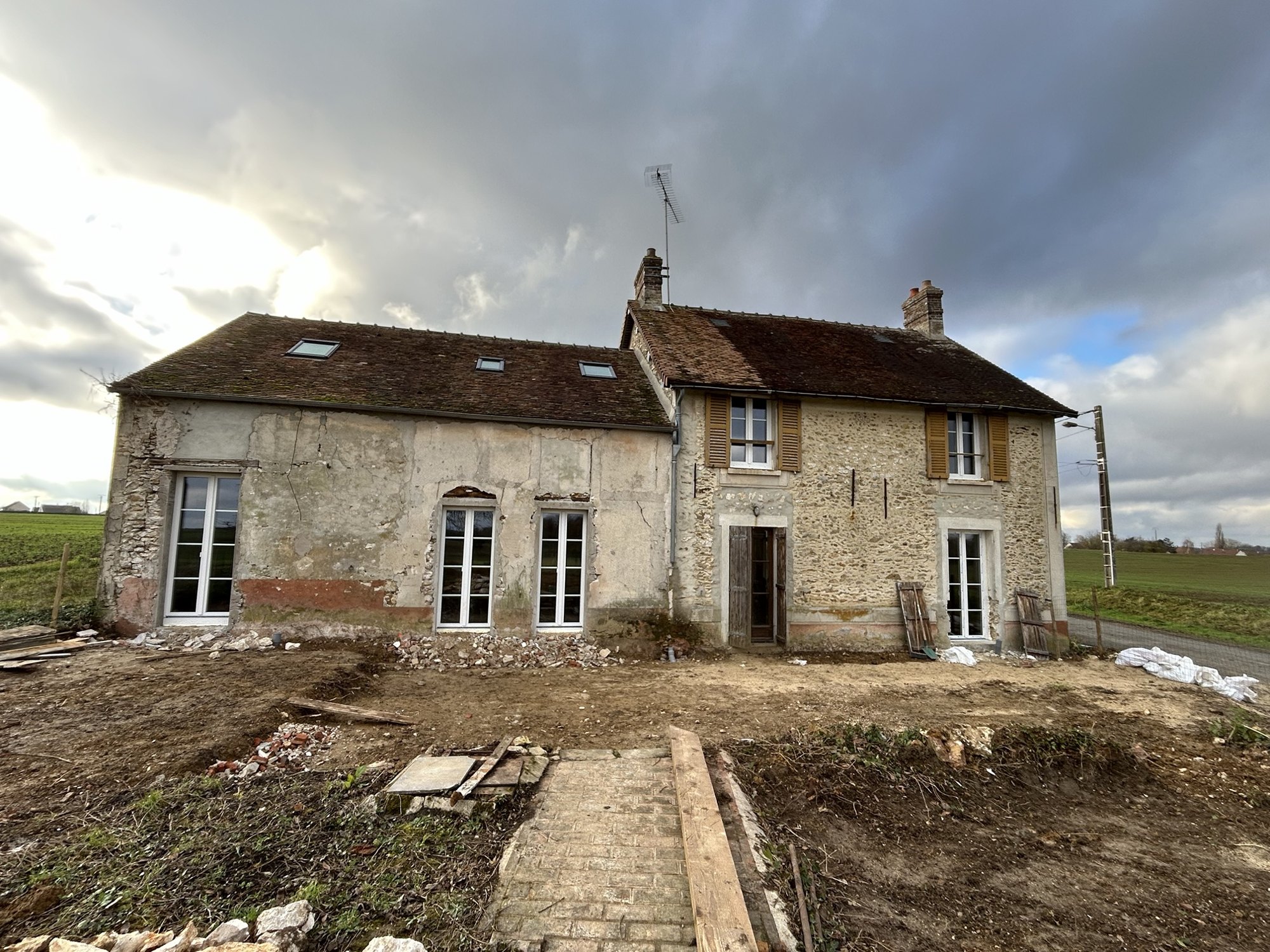 Rénovation des fenêtres d'une maison ancienne à Bannost-Villegagnon
