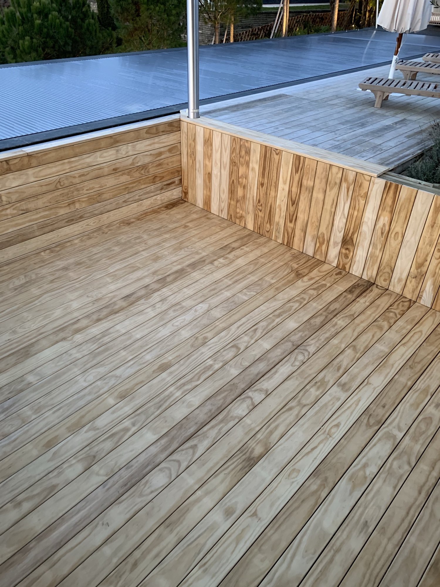 Terrasse en bois autour d'une piscine à Épernay
