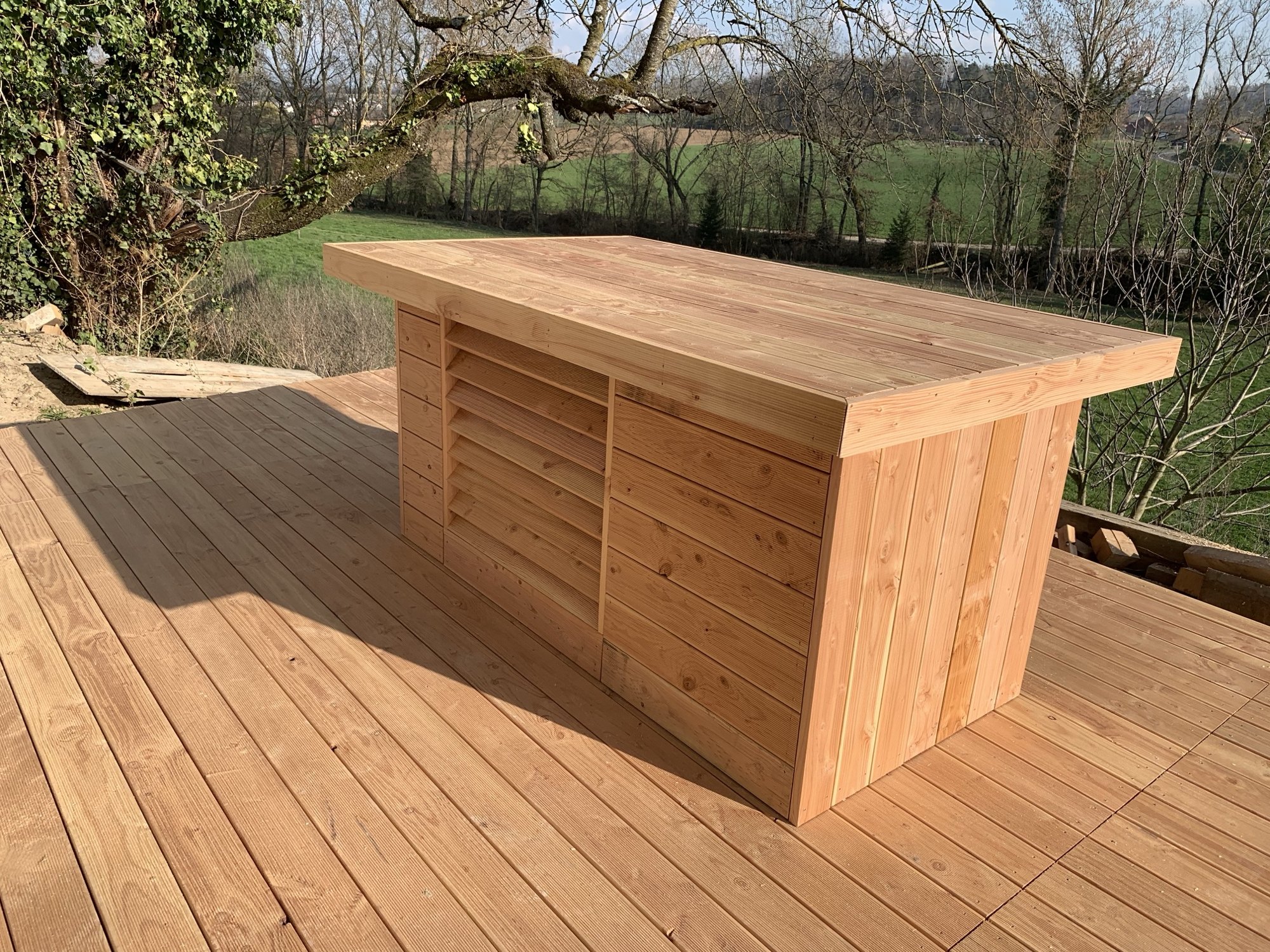 Bar extérieur en bois sur terrasse près de Montmirail