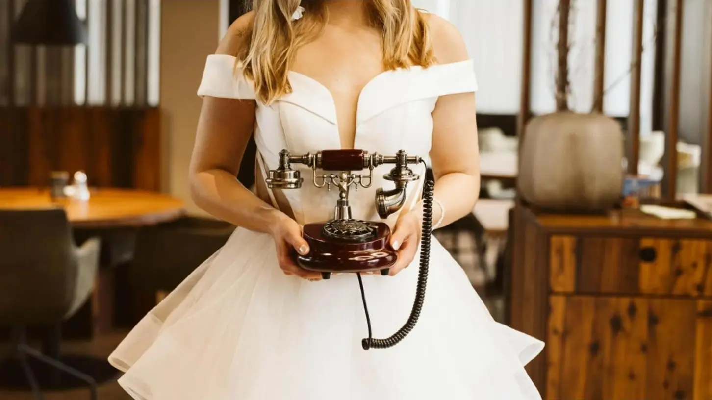Rotes Retro-Telefon als Audio-Gästebuch mit Aufsteller auf einer Hochzeit