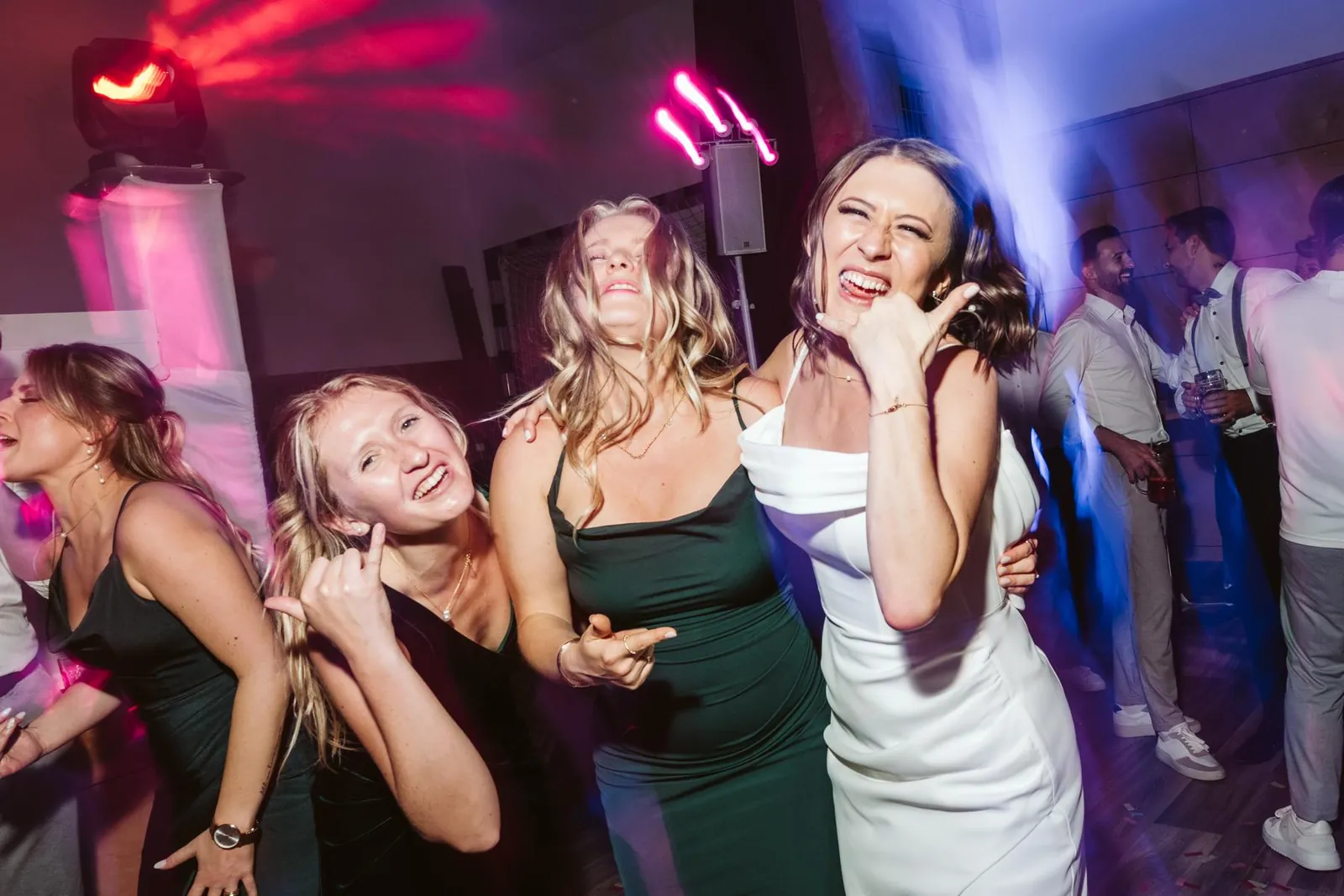 Ausgelassene Hochzeitsparty mit Gästen auf der Tanzfläche