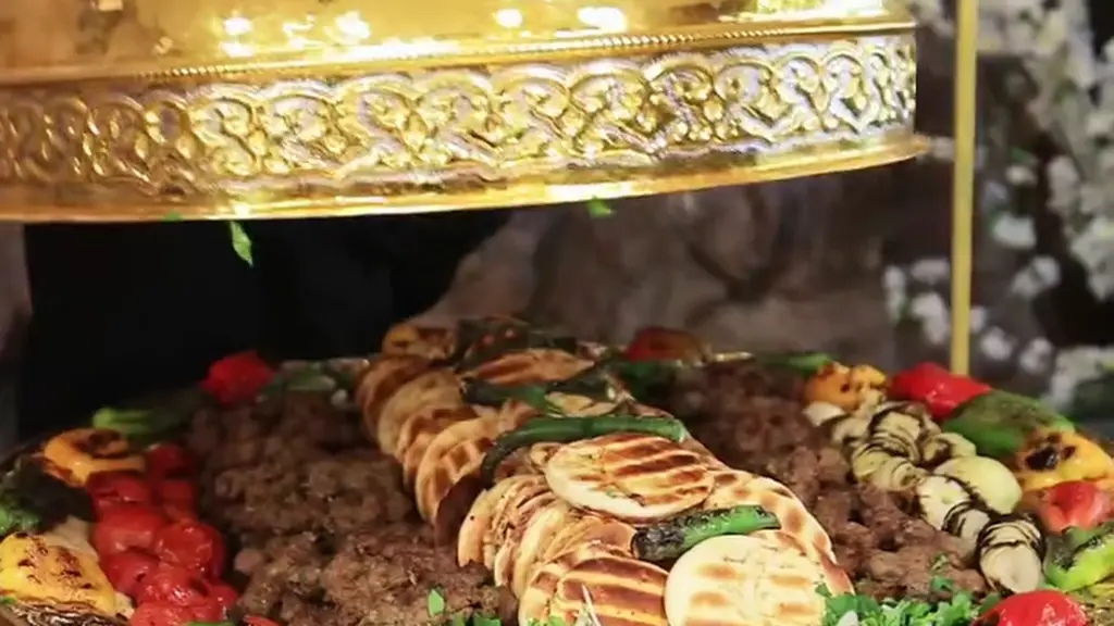 مشاوي تُقدَّم تحت القبّة