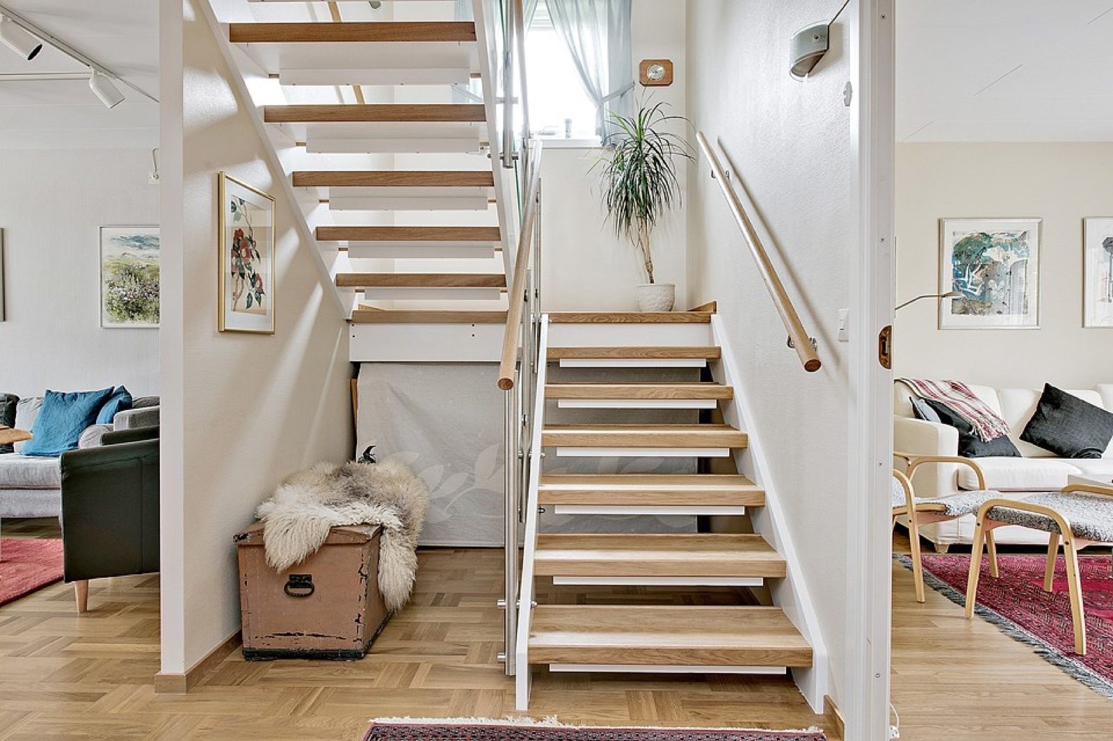 Glasräcke i trappa inomhus