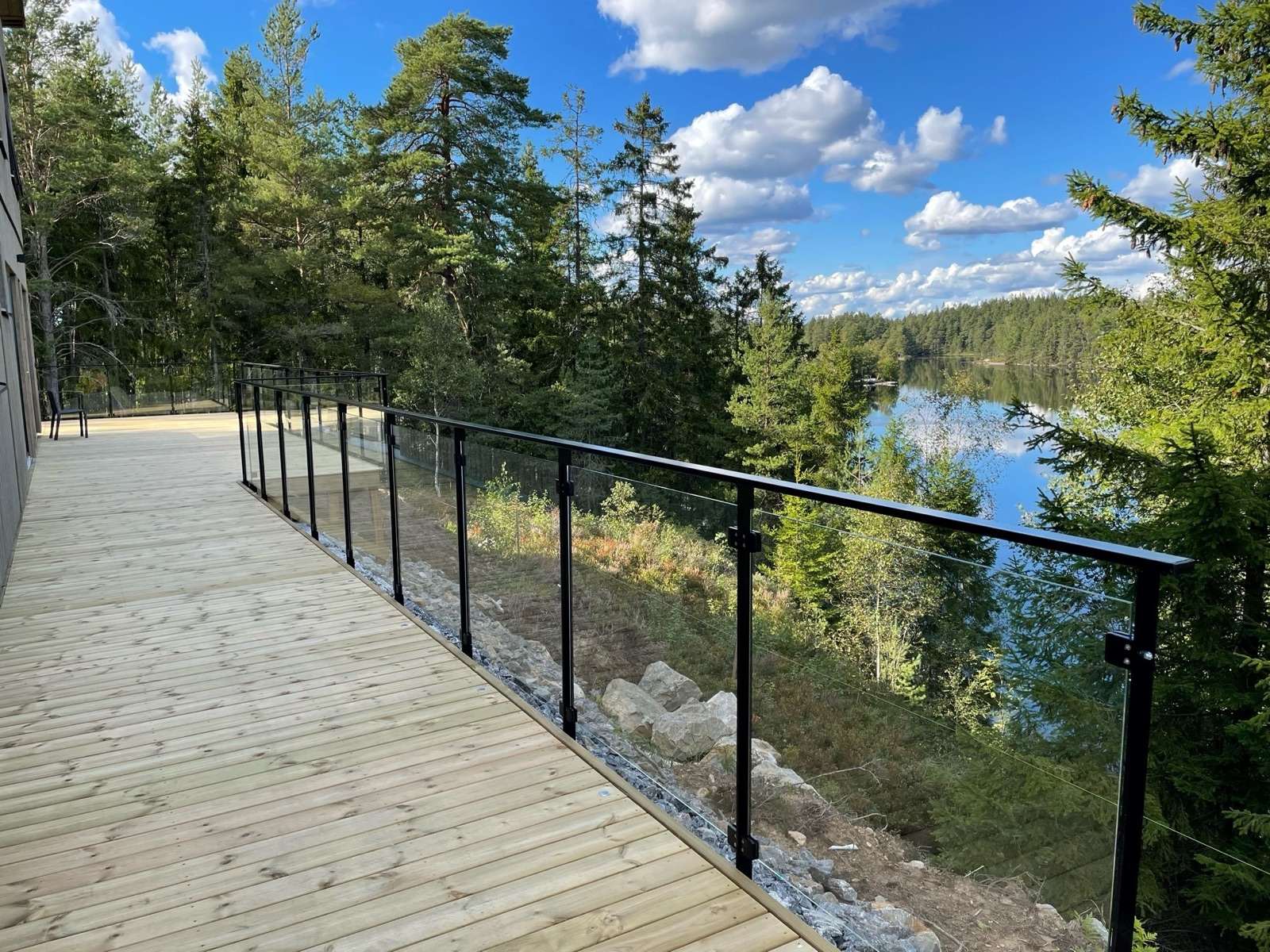 Glasräcke på brygga