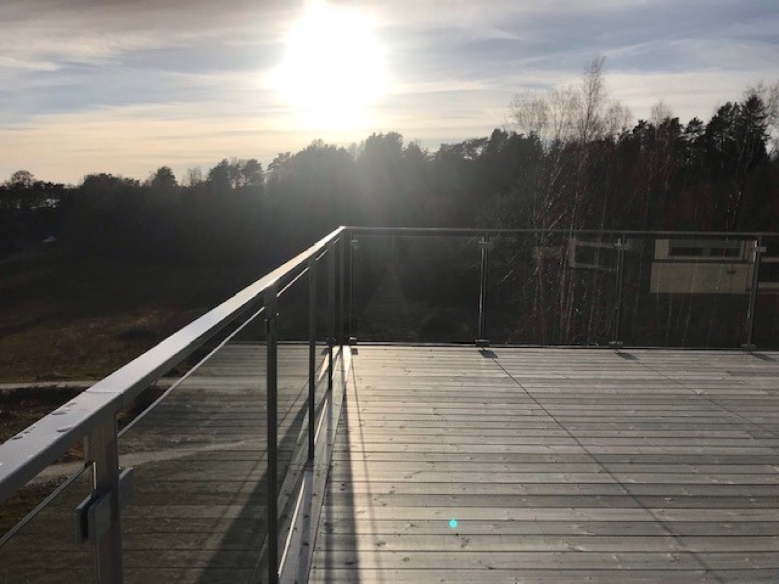 Glasräcke i solnedgång