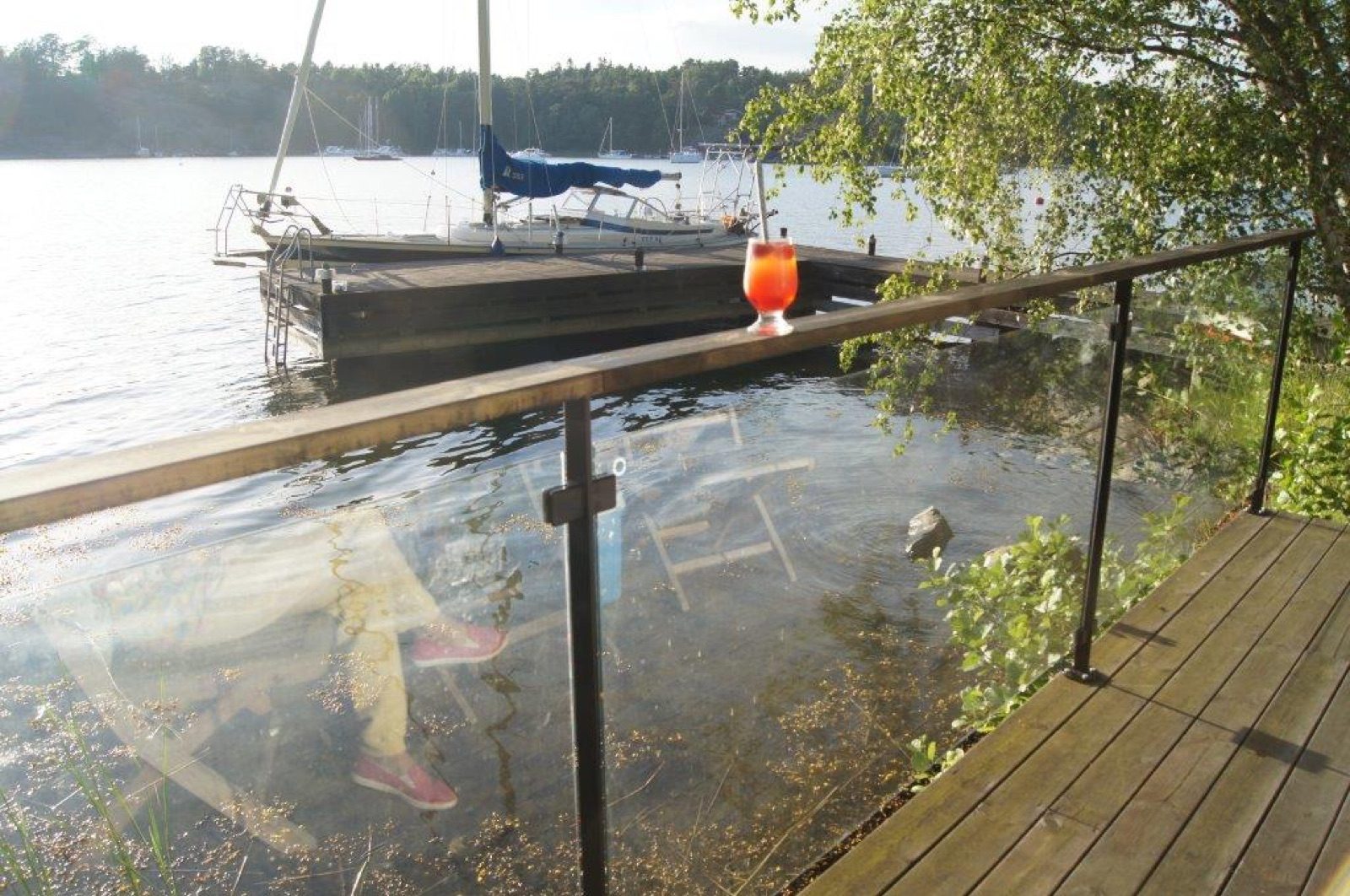 Glasräcke vid vattnet