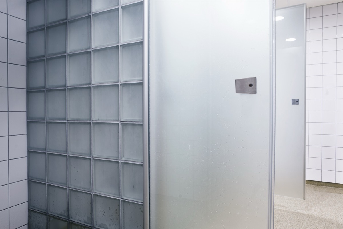 Privata duschbås med glasblock