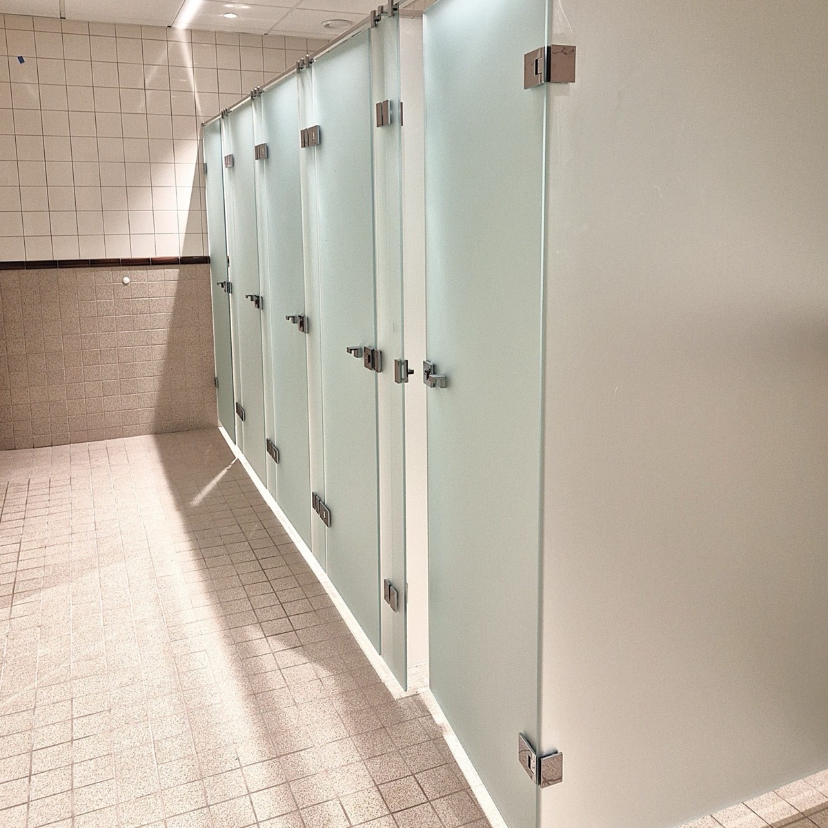 Skräddarsydda dusch- och toalettbås i säkerhetsglas