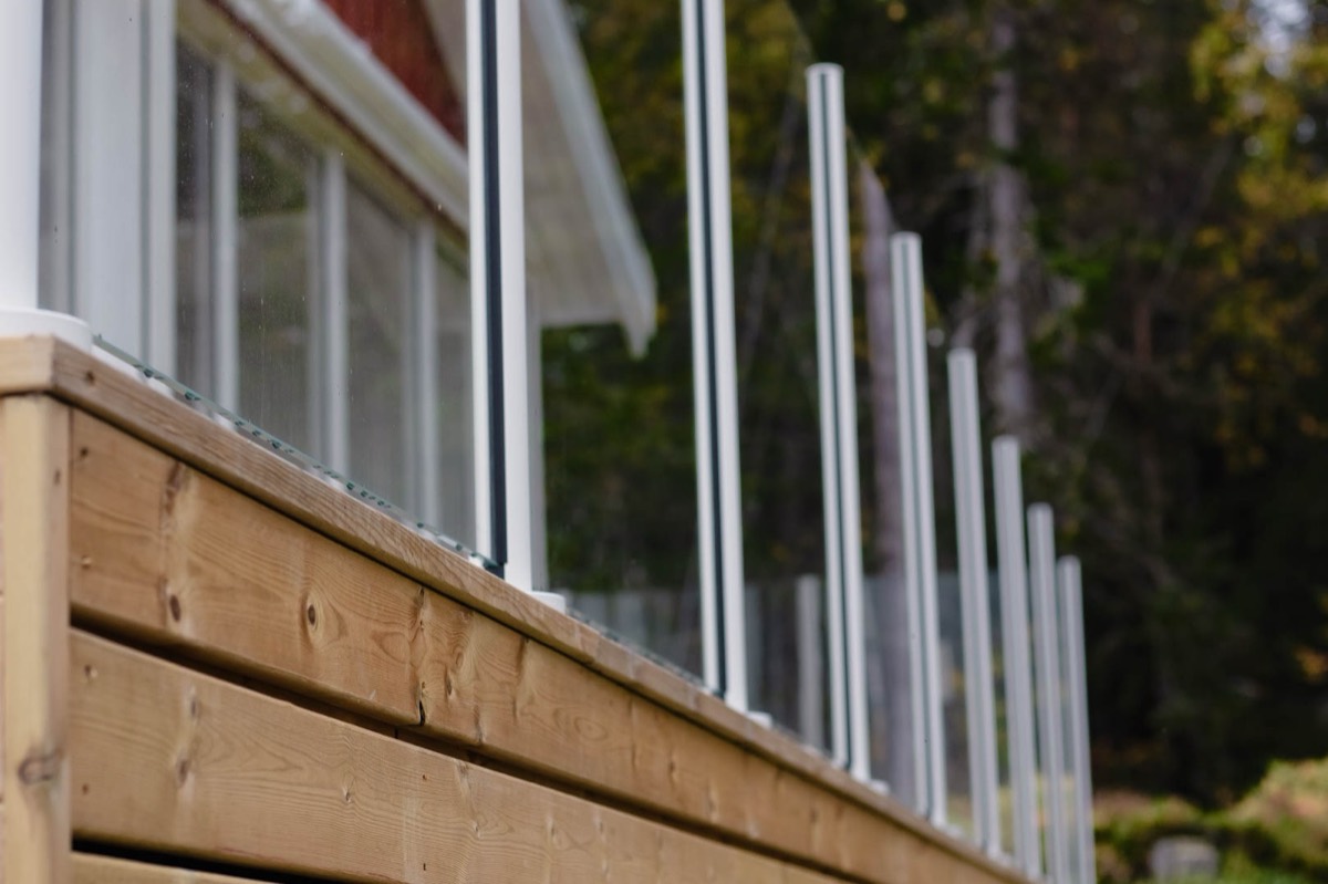 Runda stolpar av aluminium
