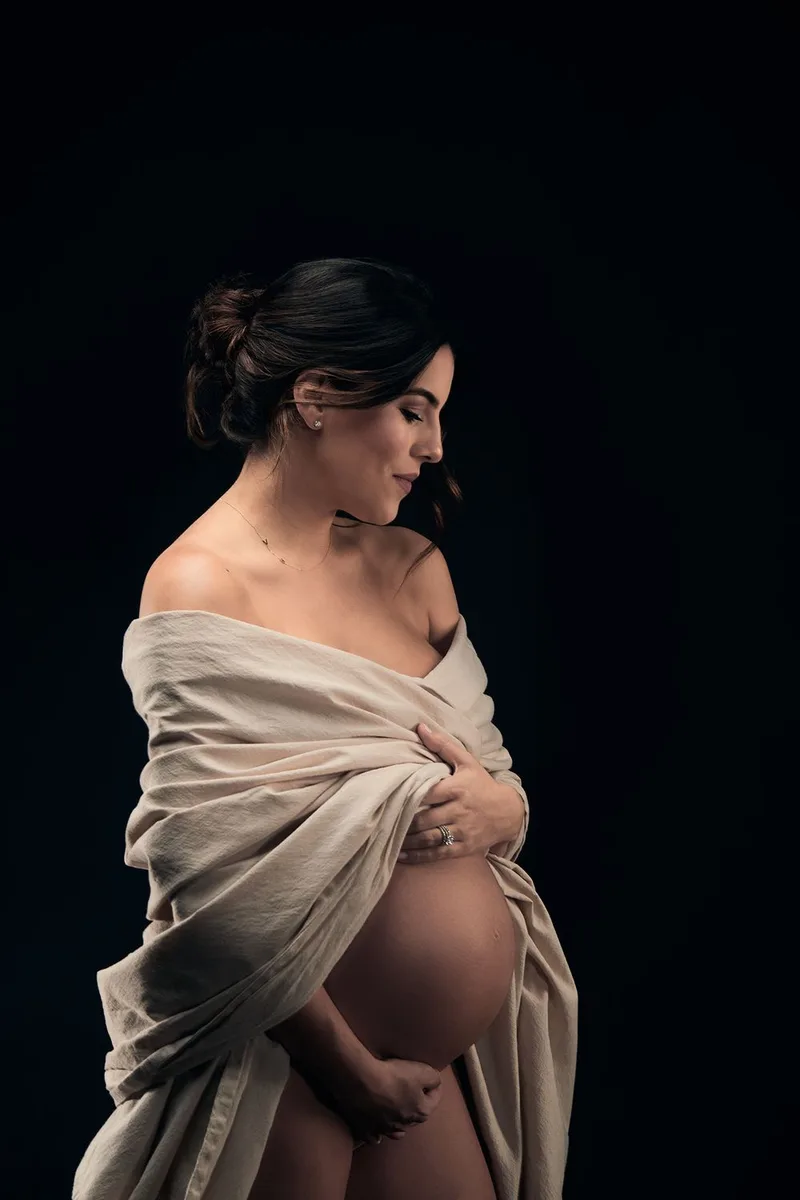 Maternity studio portrait by Leslie Gabaldon Photography