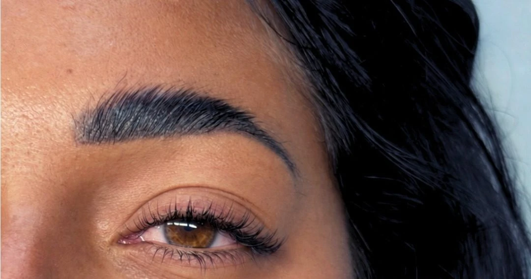 Close-up of a defined lash extension set on a brown eye