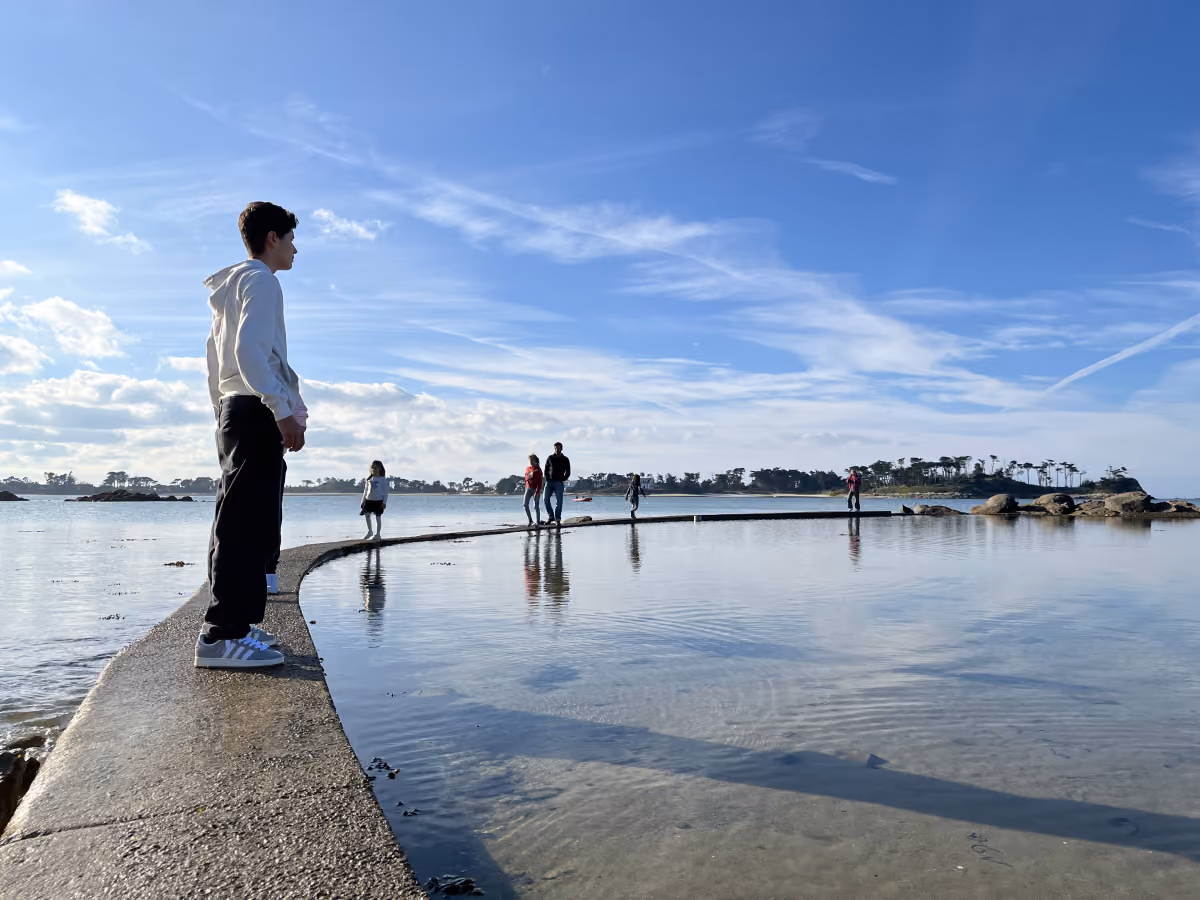 Promeneur sur la jetée de Roscoff au bord de l'eau