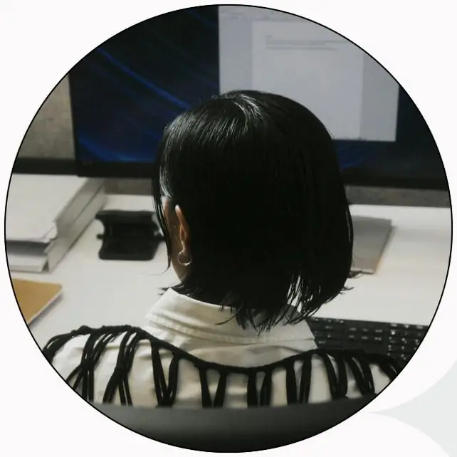Employee working at a monitor in an enterprise office