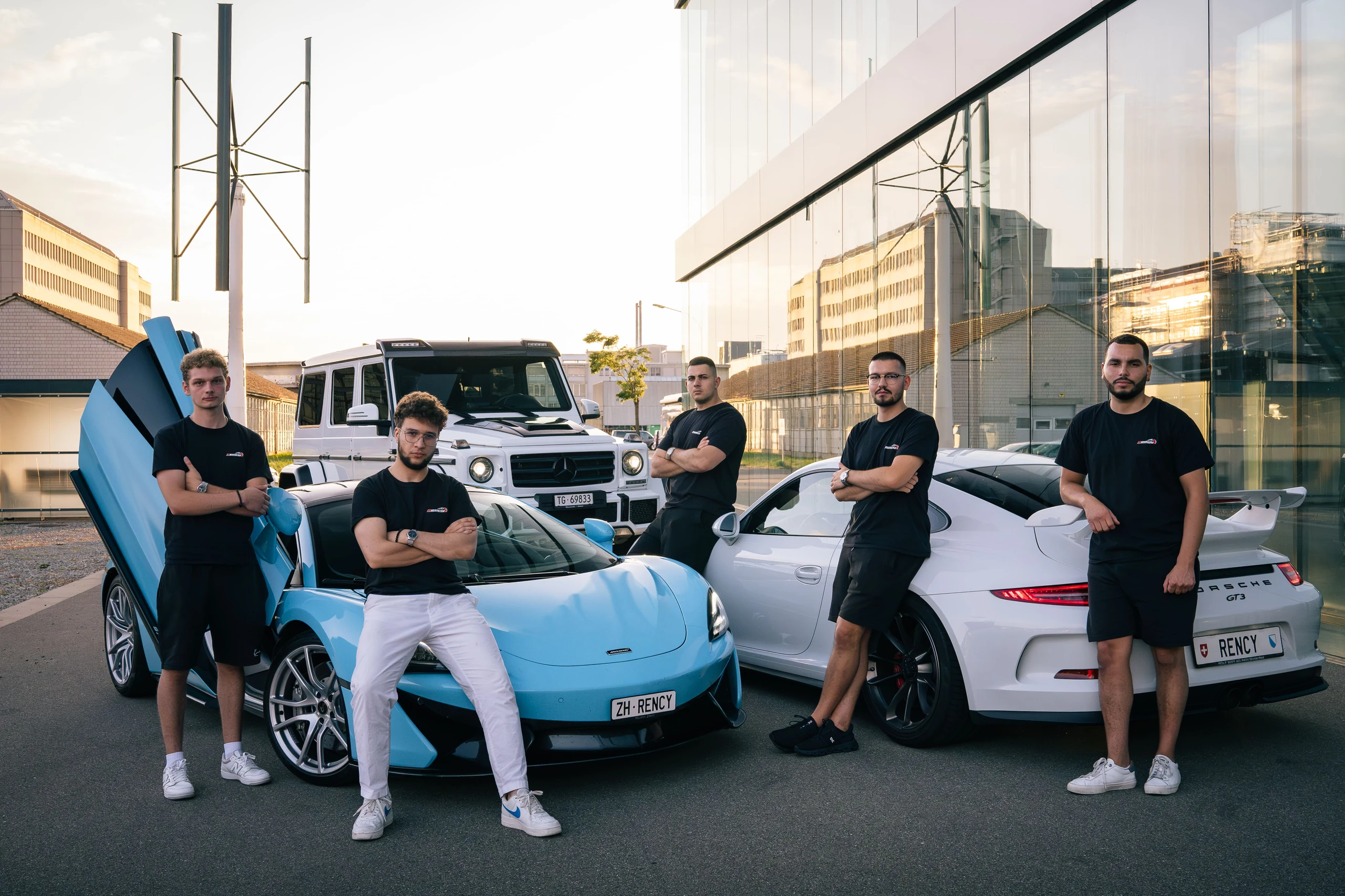 Das Rency Team mit Fahrzeugen