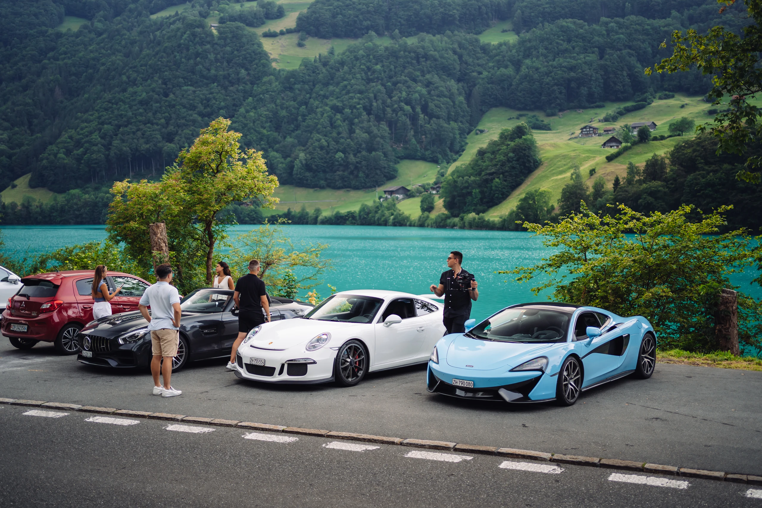 Rency Tour an einem Bergsee