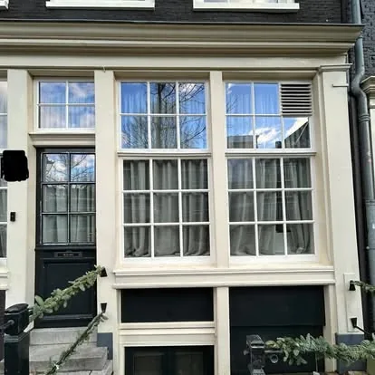 Grachtenpand in Amsterdam met houten ramen waarin vacuümglas is geplaatst