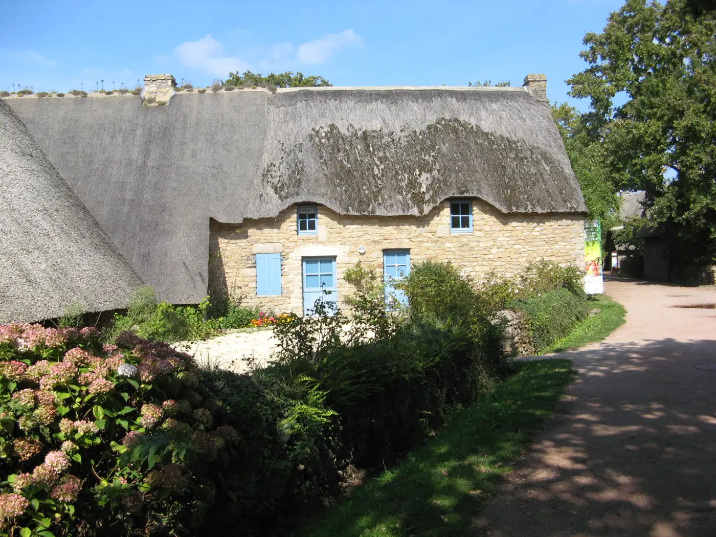 Chaumière en pierre aux volets bleus, typique de la presqu'île guérandaise et de la Brière