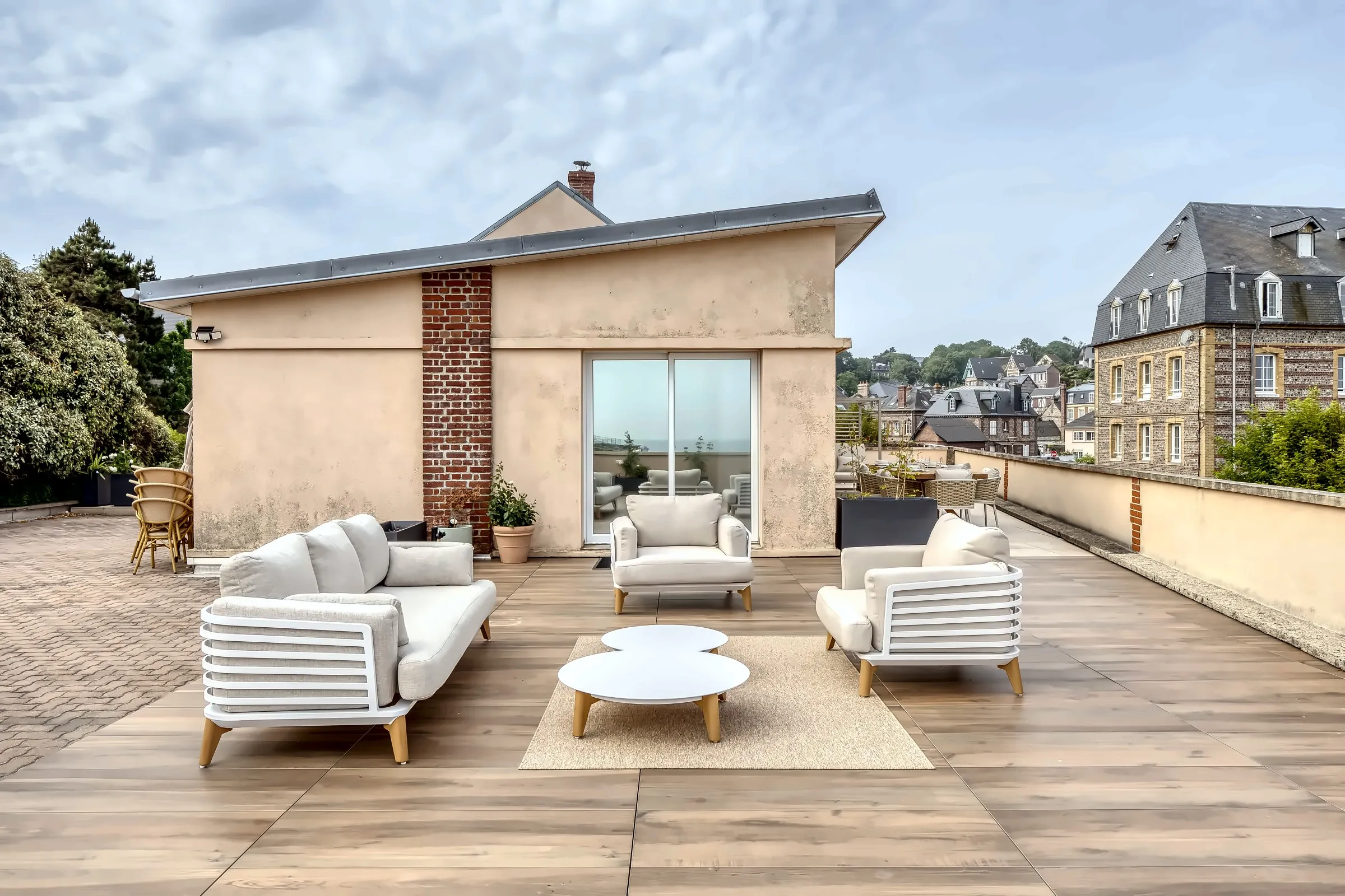 La grande terrasse et ses salons