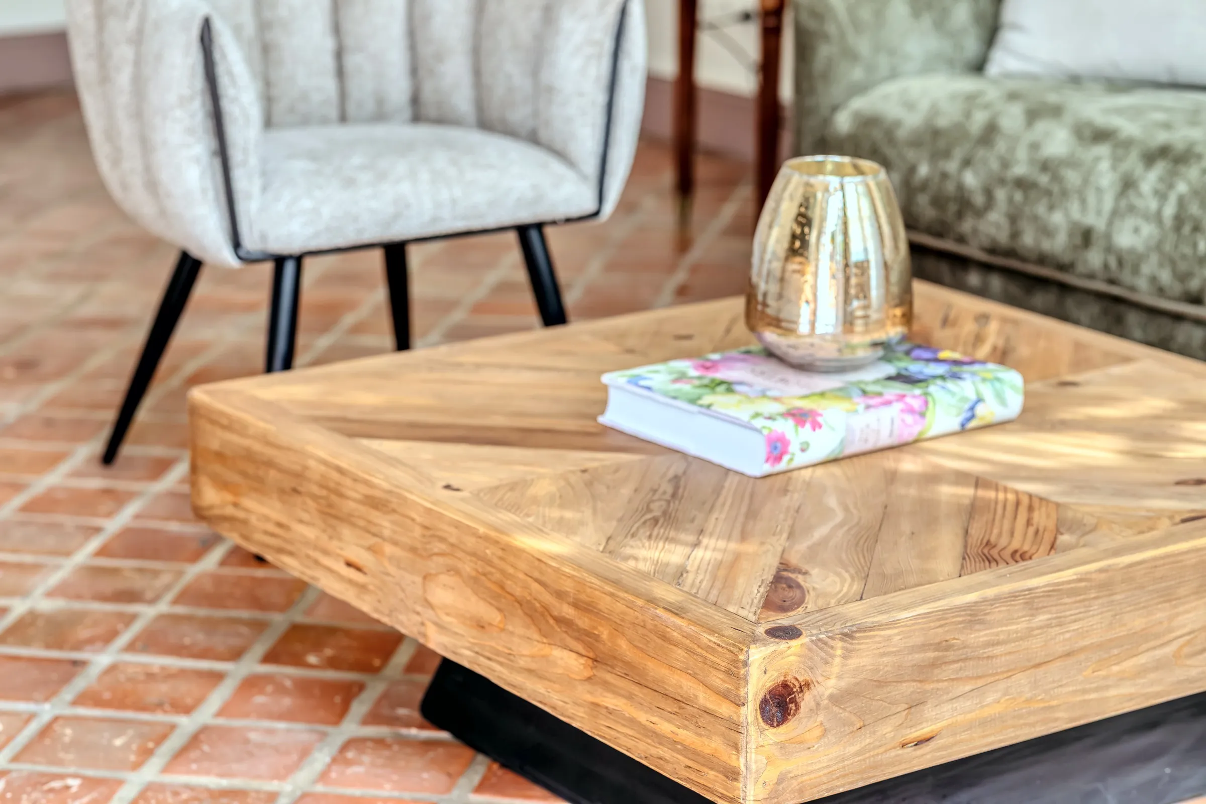 Table basse en bois et tomettes