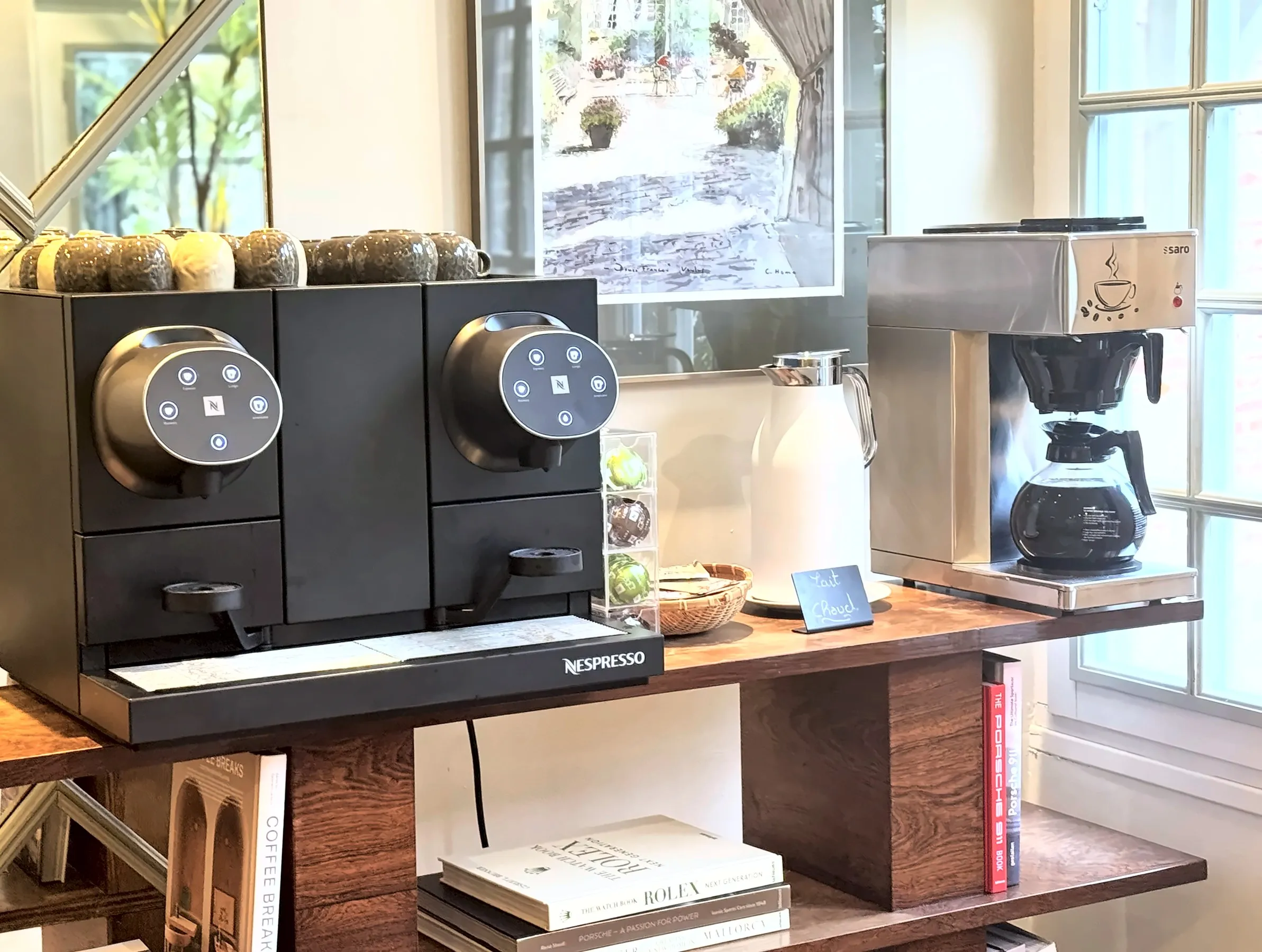 Le coin café près de la fenêtre