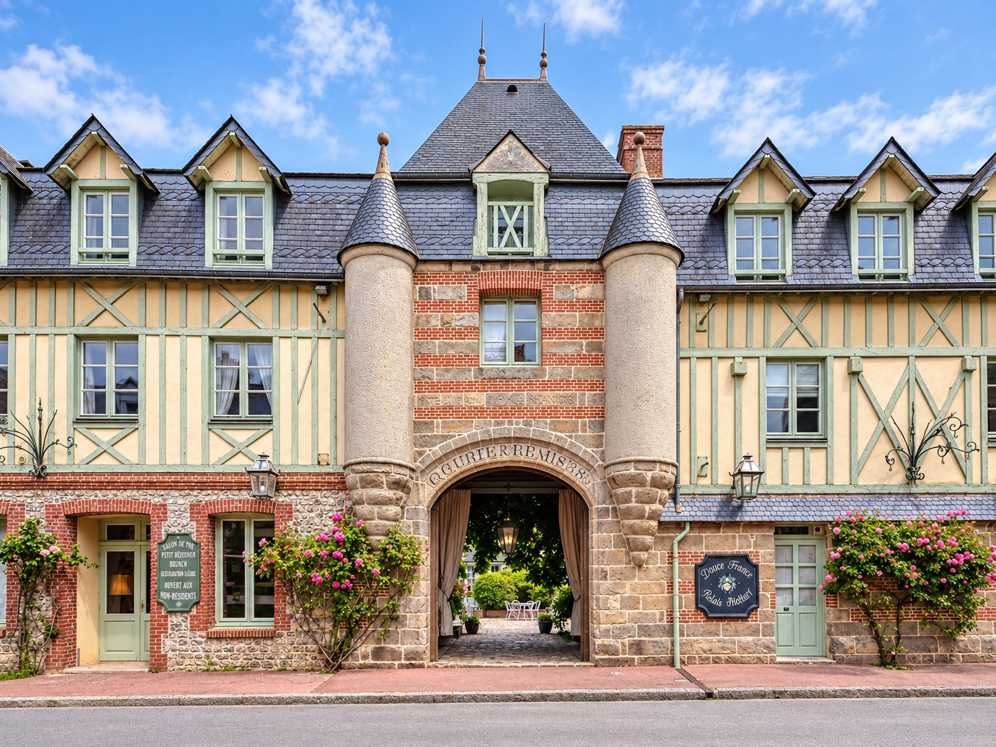 Façade de l'Hôtel Douce France