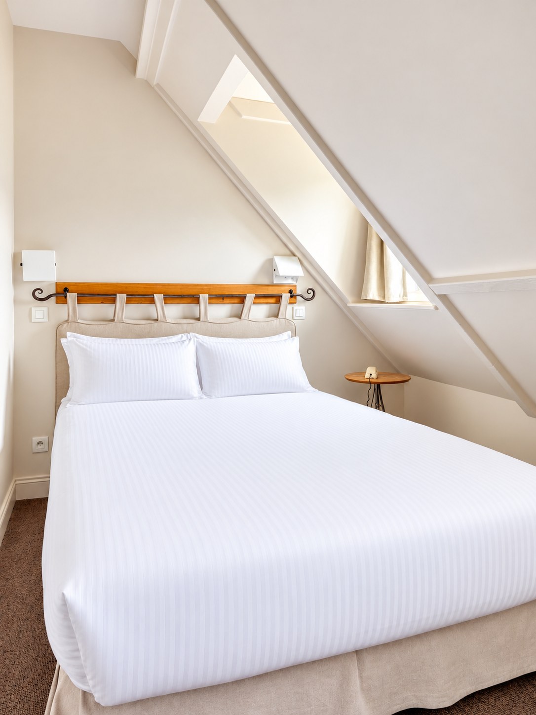 Petit duplex mansardé, la chambre sous les toits