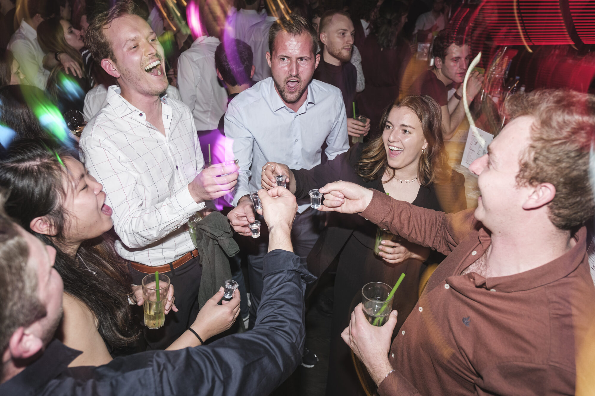Anstossen und Feiern an der amiV Abschlussparty