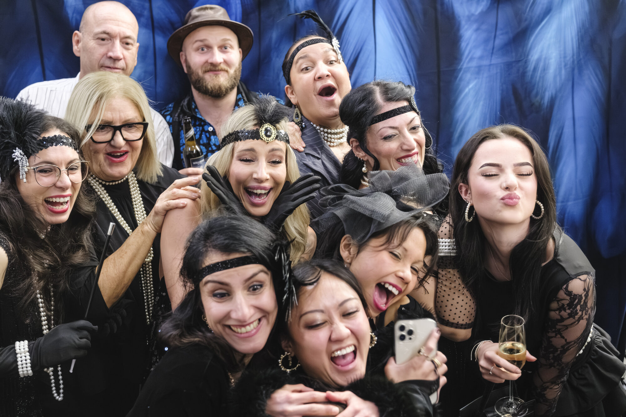 Gruppenselfie im Stil der 20er Jahre beim Persofäscht des Sanatoriums Kilchberg