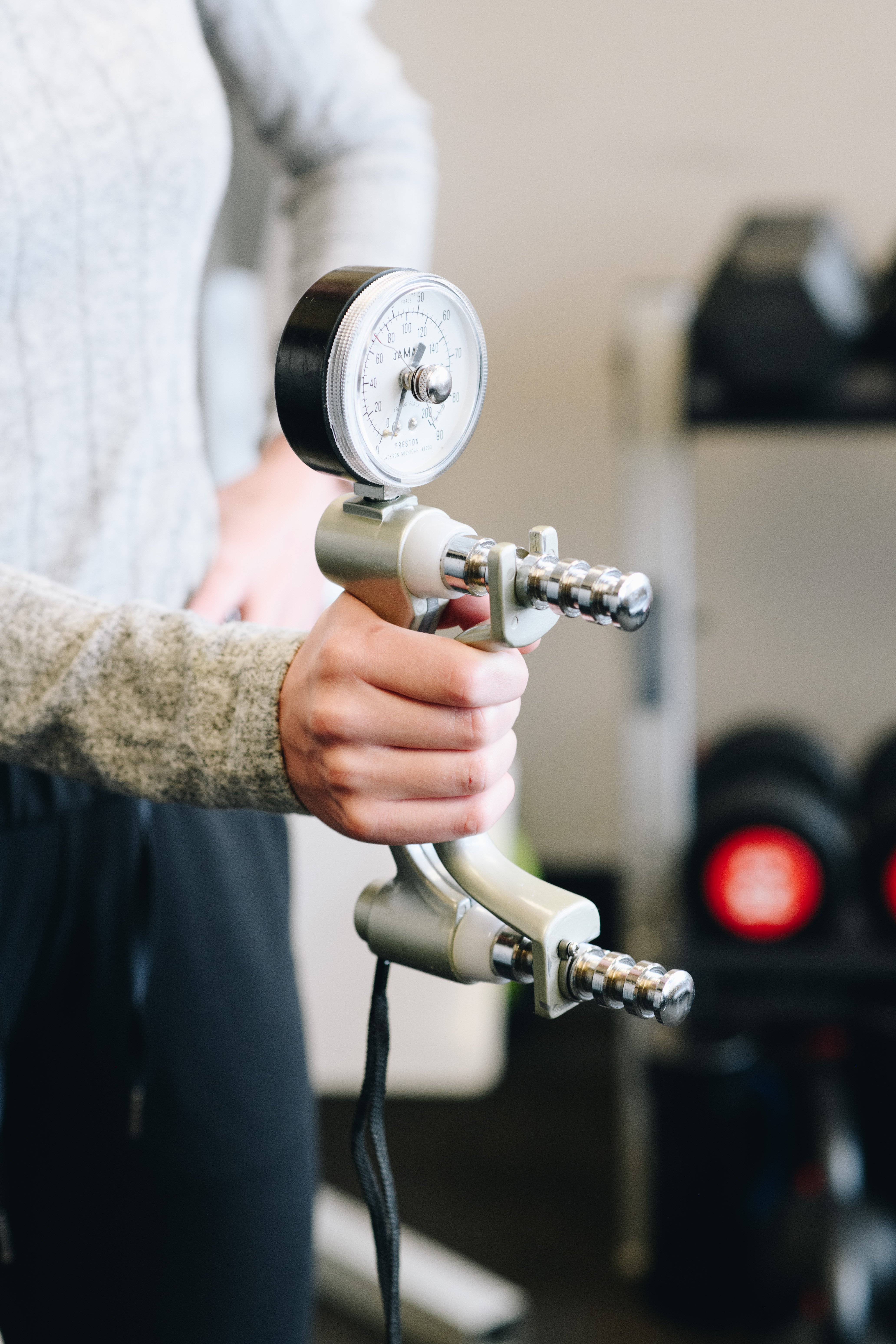 Grip strength test with a dynamometer during a functional capacity evaluation