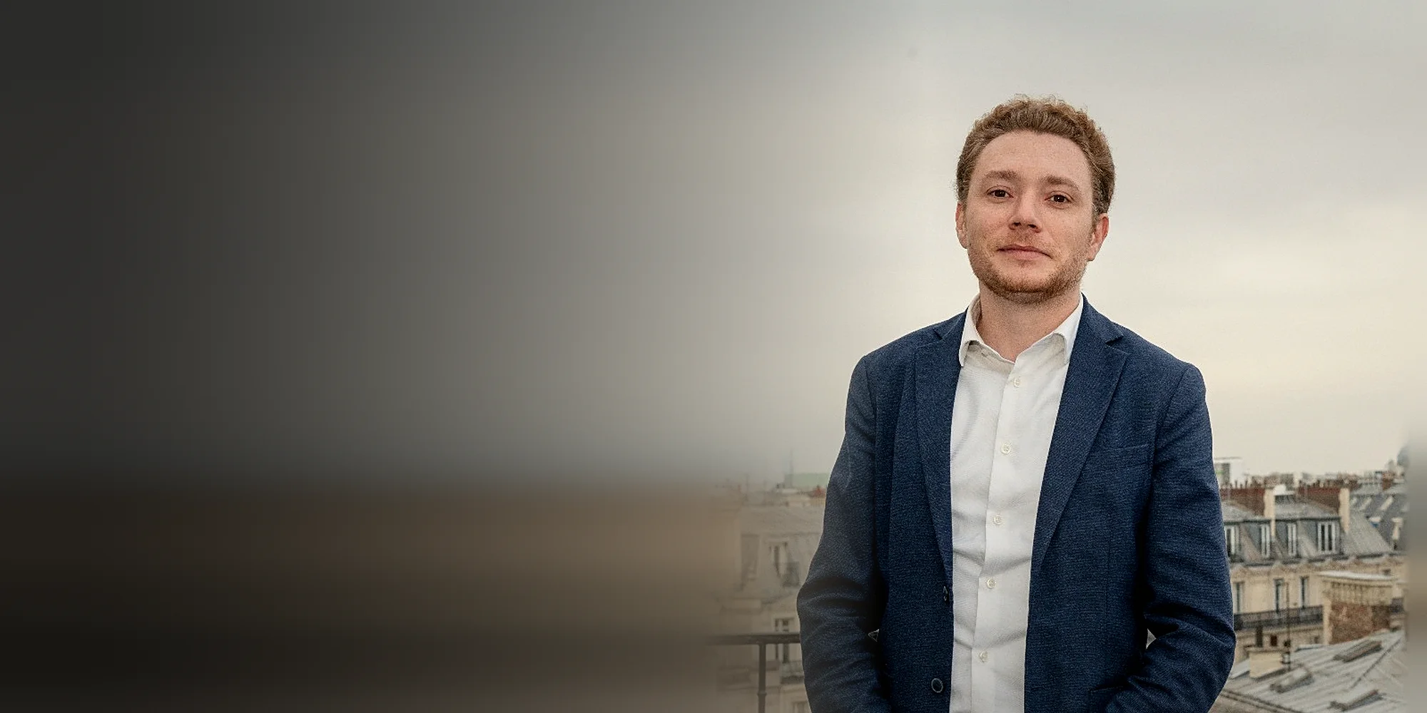 Alexis Mouchmouche, fondateur d'AMM Finance, sur les toits de Paris