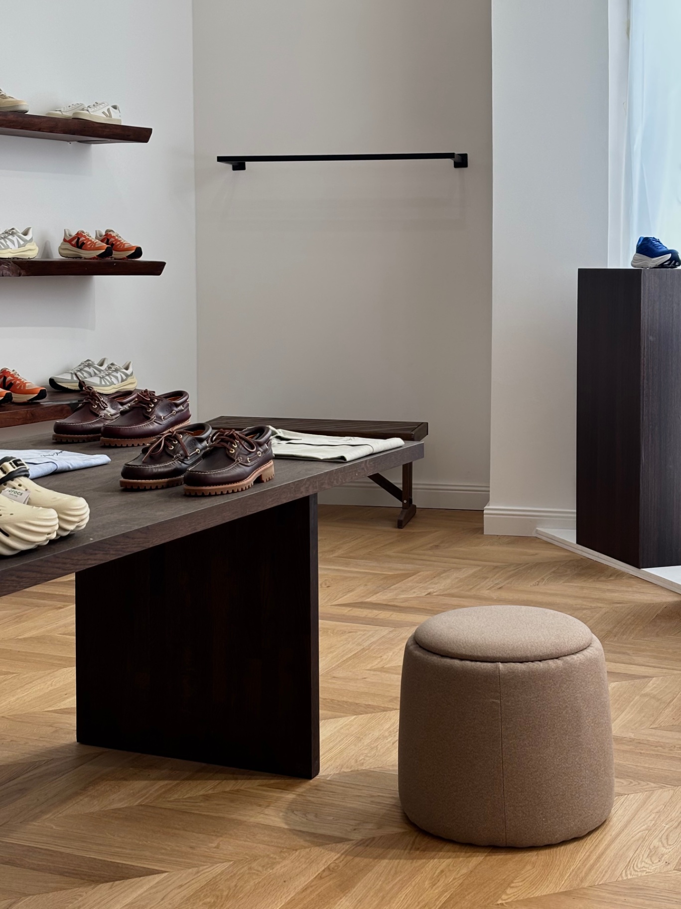 Rénovation d’un concept store à Menton : élégance contemporaine, mode et café