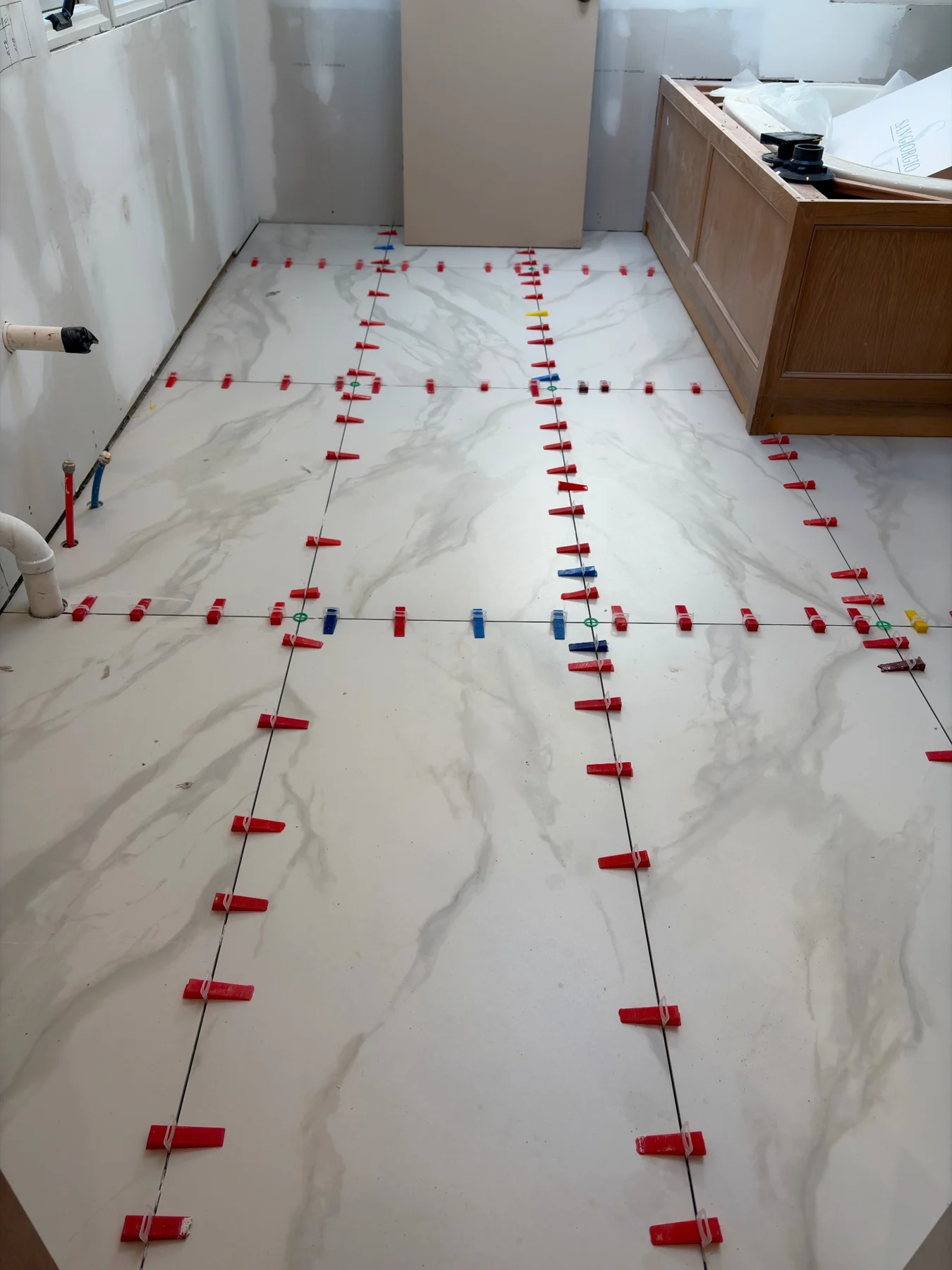Veined tile floor installation