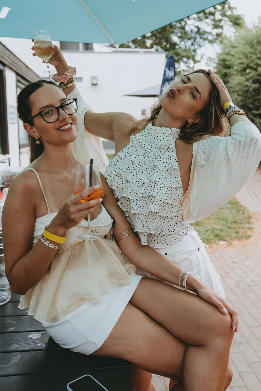 Zwei Freundinnen beim Maison Soleil Event im Kaspers Bistro Nümbrecht
