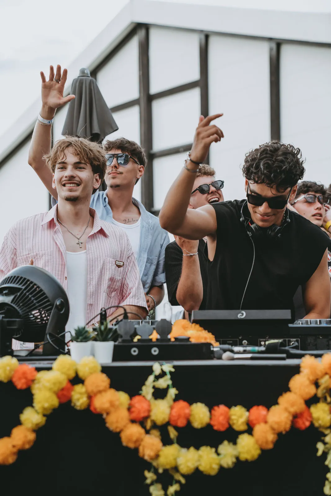 Partygäste mit Sonnenbrillen beim Maison Soleil Event im Kaspers Bistro