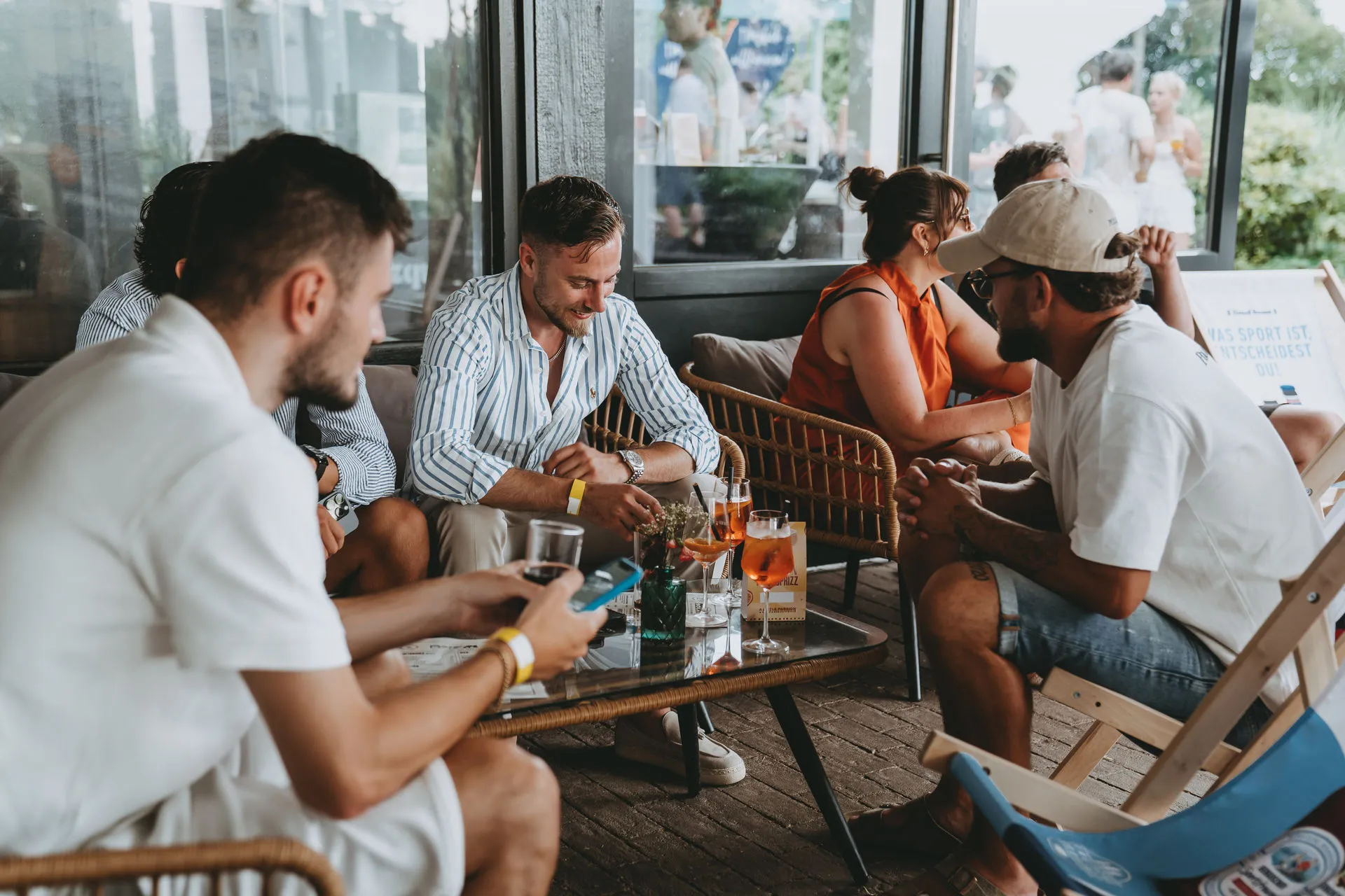 Gäste feiern beim Maison Soleil Event im Freien am Kaspers Bistro